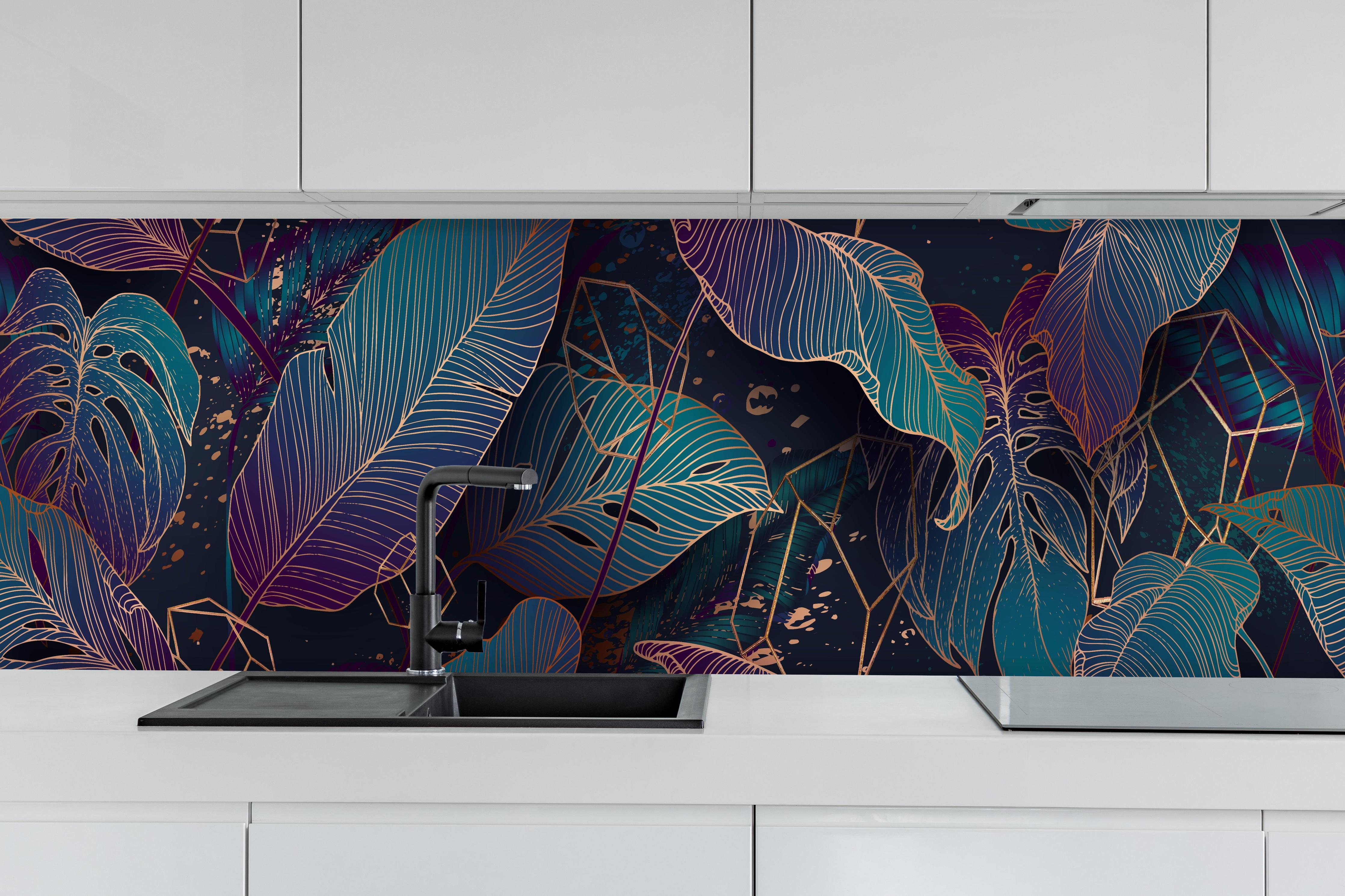 Küche - Abstraktes Blattwerk in leuchtenden Farben hinter weißen Hochglanz-Küchenregalen und schwarzem Wasserhahn