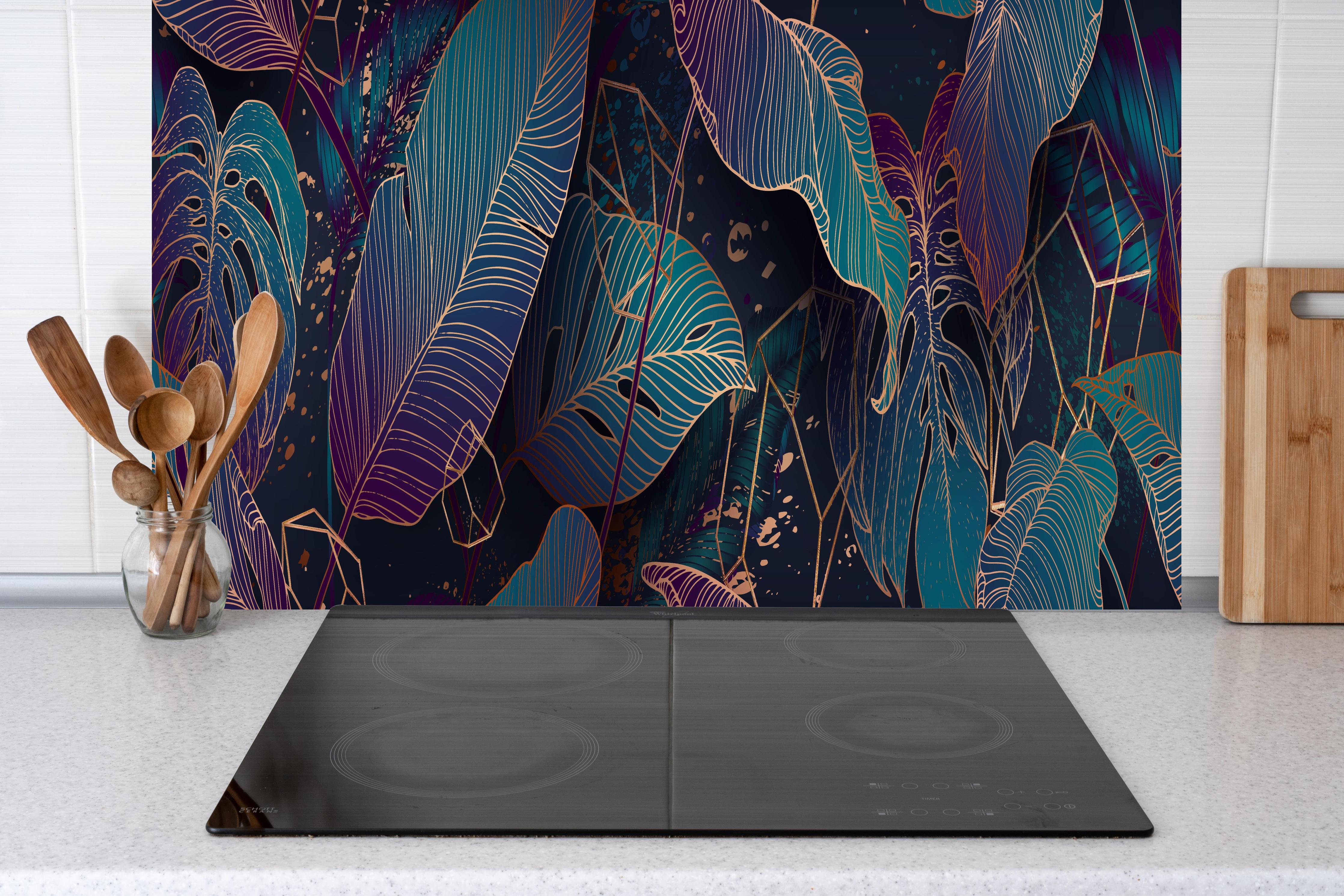 Küche - Abstraktes Blattwerk in leuchtenden Farben hinter weißen Hochglanz-Küchenregalen und schwarzem Wasserhahn