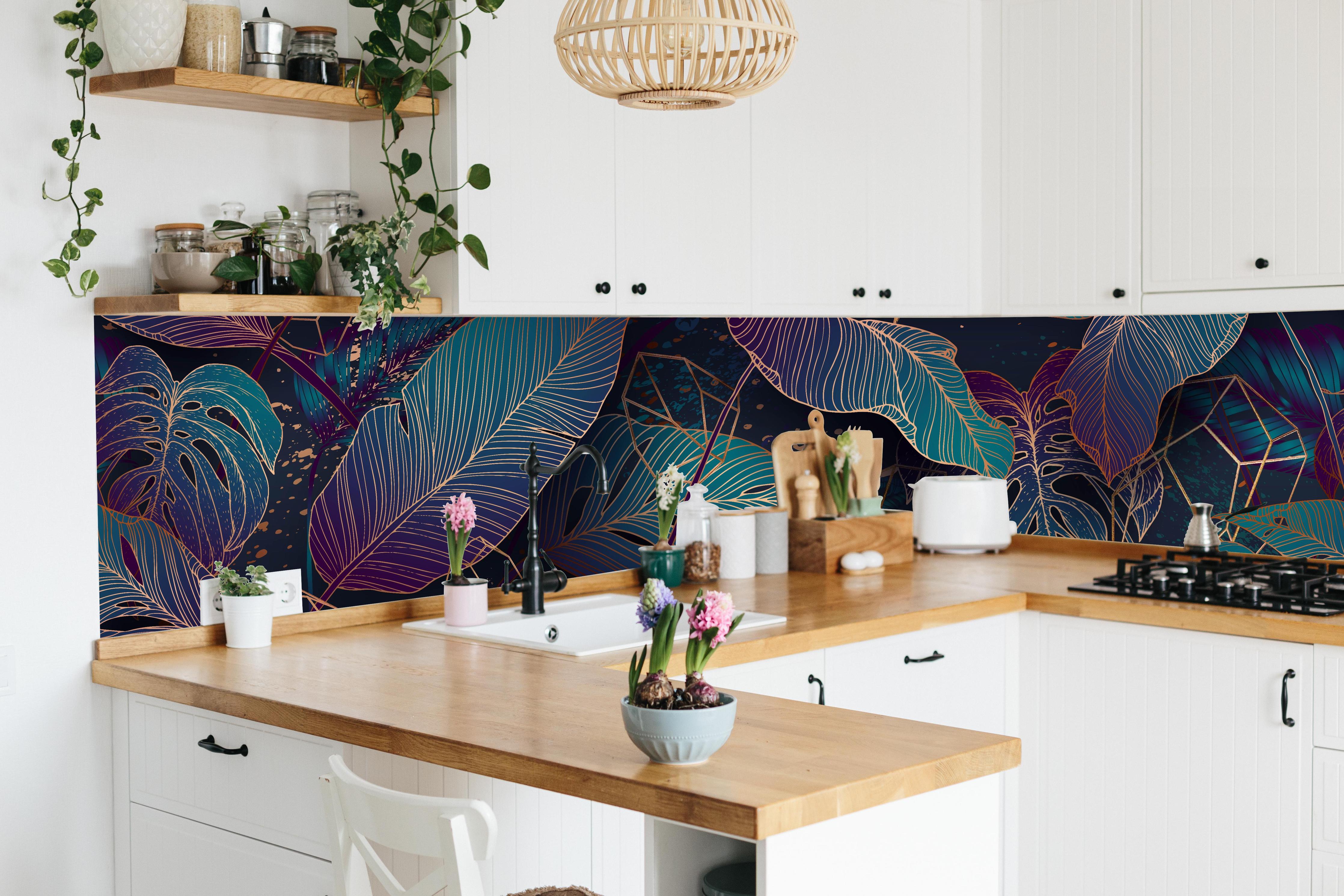 Küche - Abstraktes Blattwerk in leuchtenden Farben hinter weißen Hochglanz-Küchenregalen und schwarzem Wasserhahn