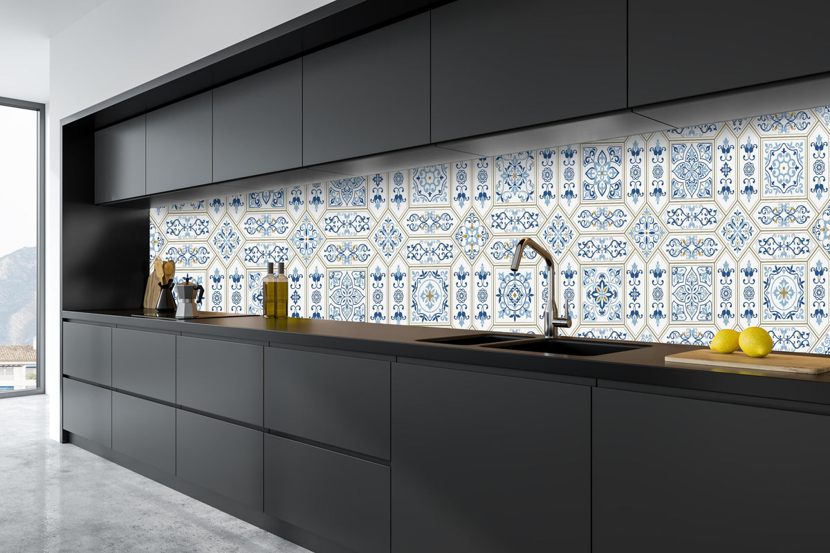 Küche - Abstraktes Blau-Weiß-Grafikmuster Design hinter weißen Hochglanz-Küchenregalen und schwarzem Wasserhahn