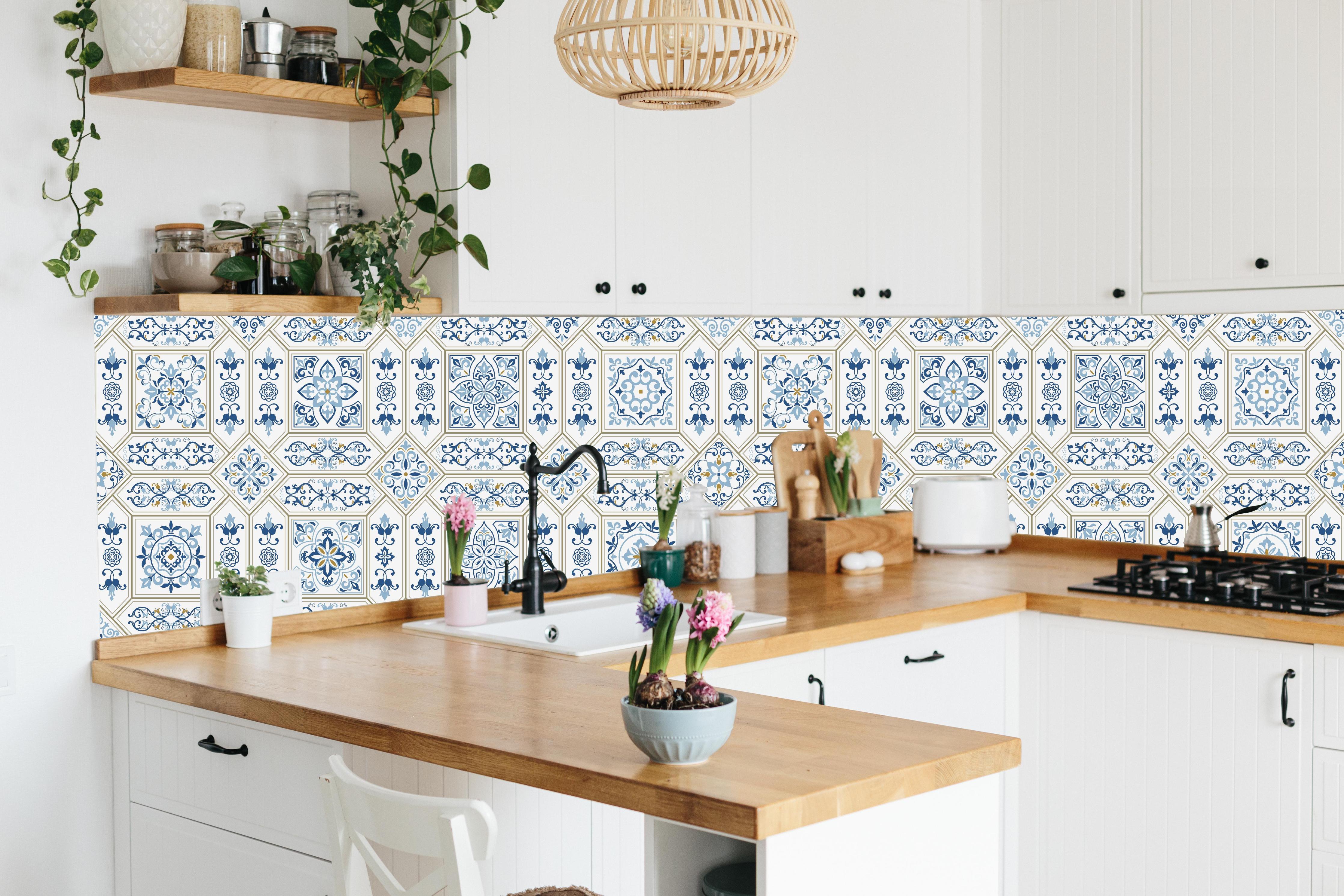Küche - Abstraktes Blau-Weiß-Grafikmuster Design hinter weißen Hochglanz-Küchenregalen und schwarzem Wasserhahn
