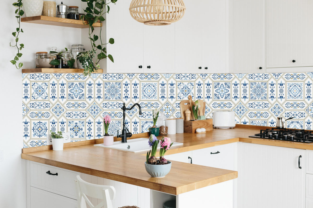 Küche - Abstraktes Blau-Weiß-Grafikmuster Design hinter weißen Hochglanz-Küchenregalen und schwarzem Wasserhahn
