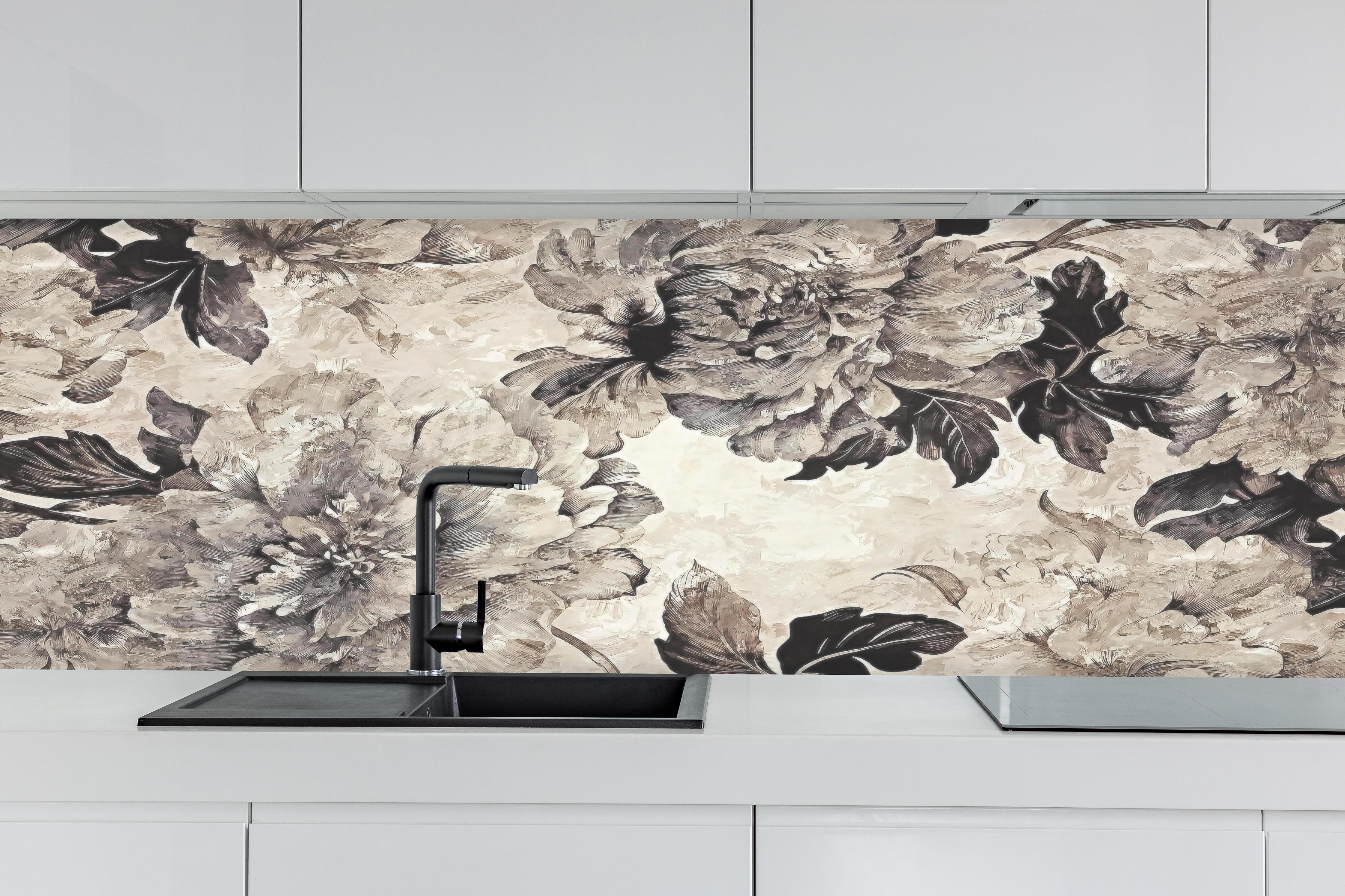 Küche - Abstraktes Blumenpanorama in Beige-Grau hinter weißen Hochglanz-Küchenregalen und schwarzem Wasserhahn