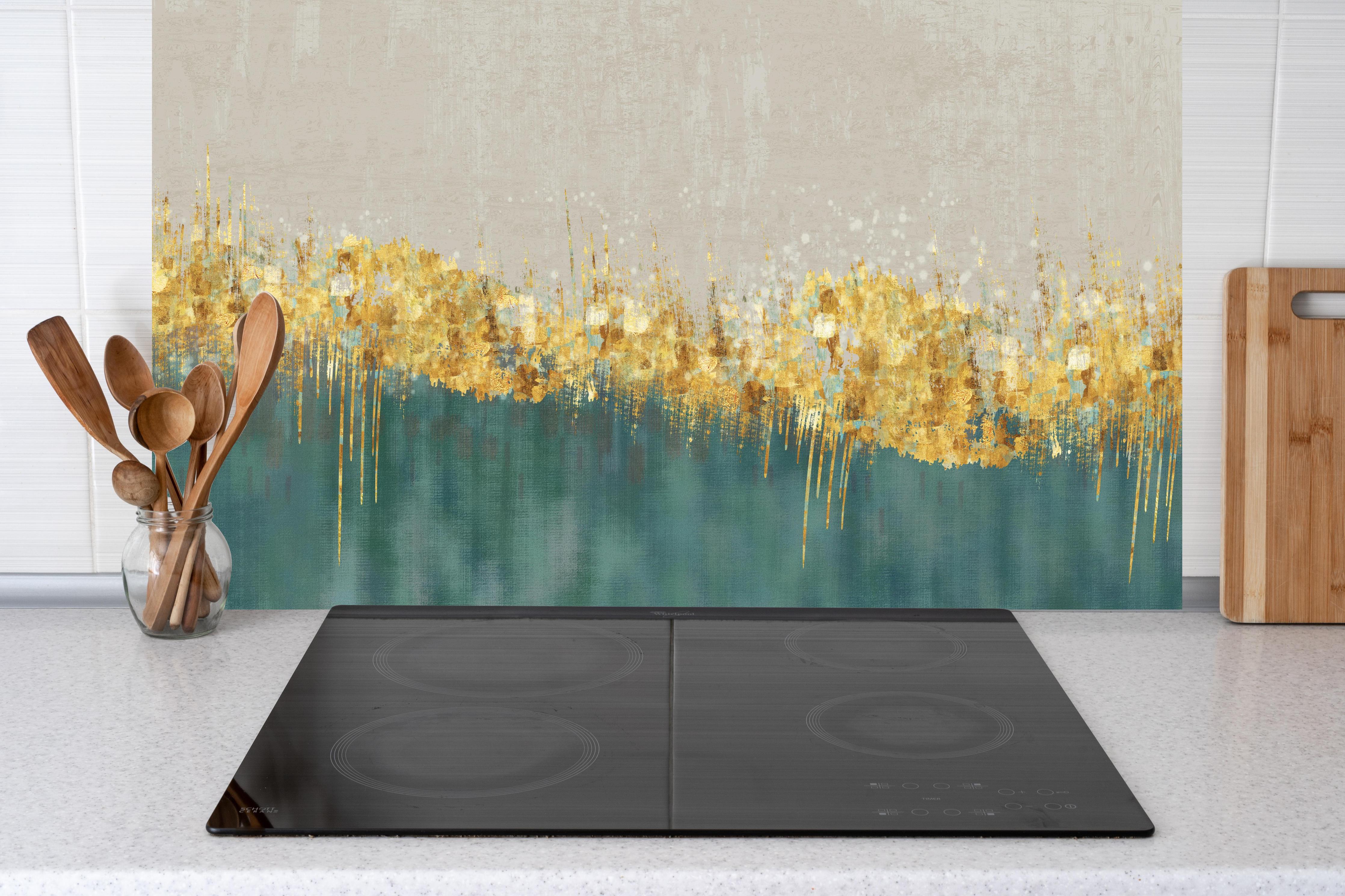 Küche - Abstraktes Design - Kunsttapete hinter weißen Hochglanz-Küchenregalen und schwarzem Wasserhahn