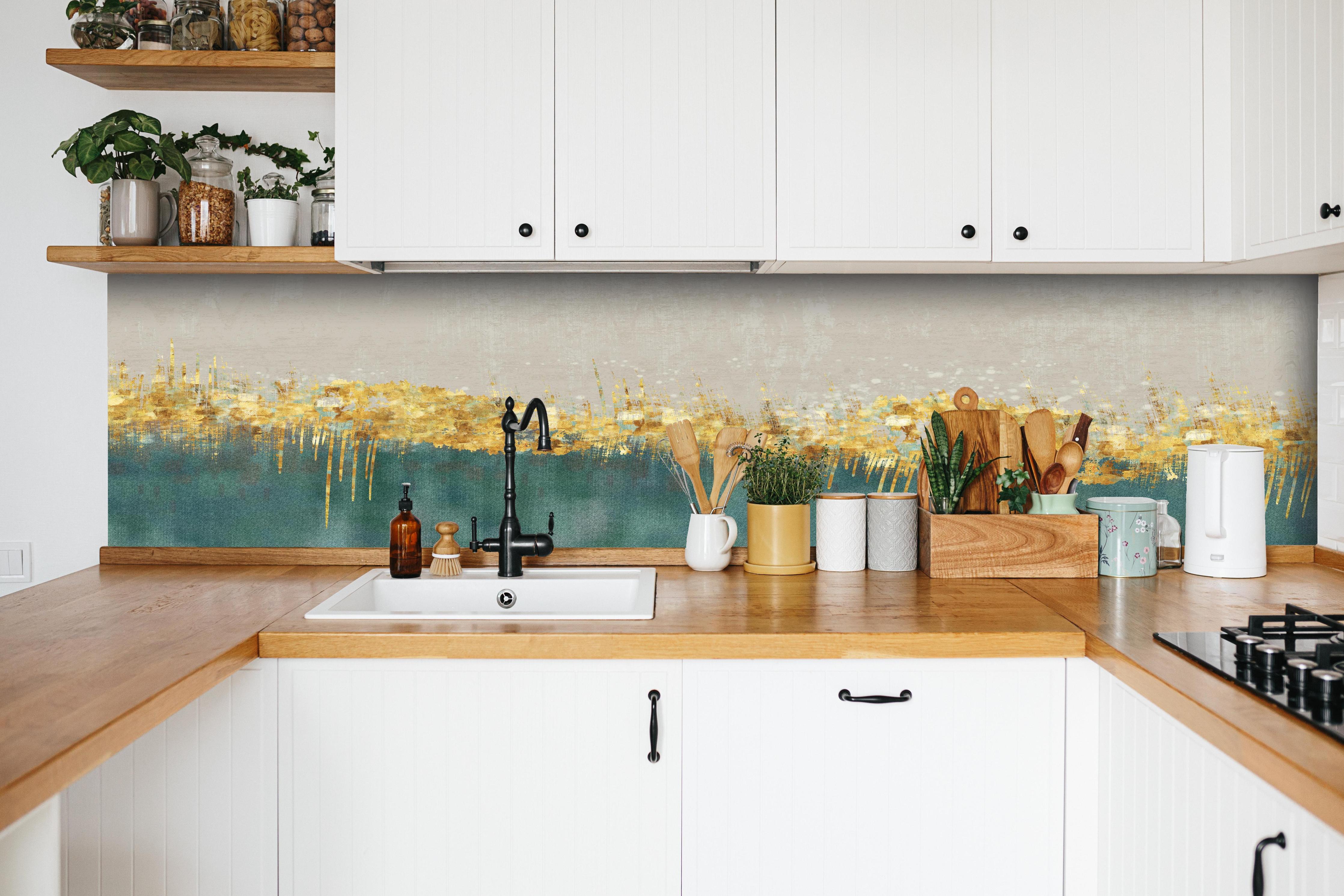 Küche - Abstraktes Design - Kunsttapete hinter weißen Hochglanz-Küchenregalen und schwarzem Wasserhahn