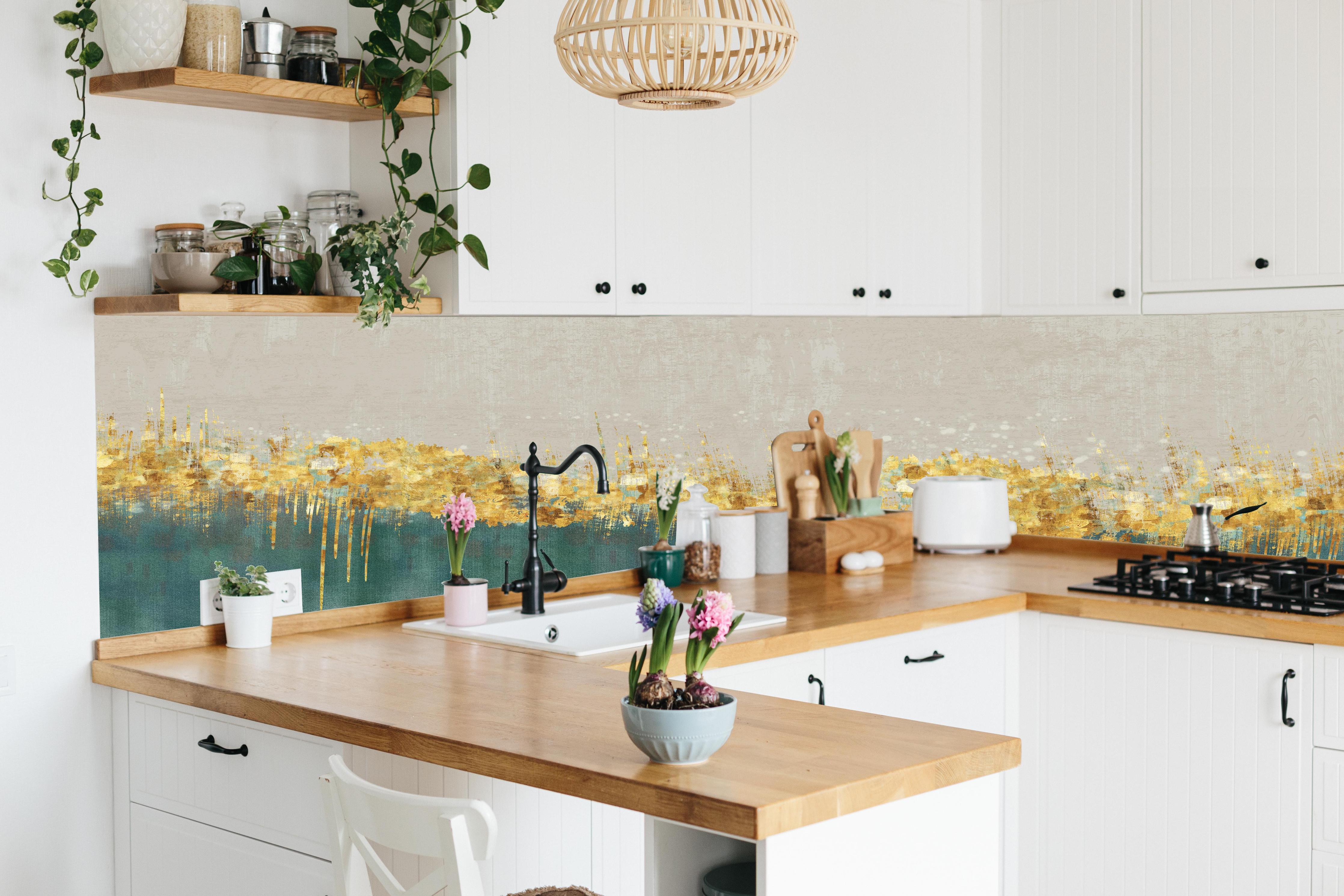 Küche - Abstraktes Design - Kunsttapete hinter weißen Hochglanz-Küchenregalen und schwarzem Wasserhahn