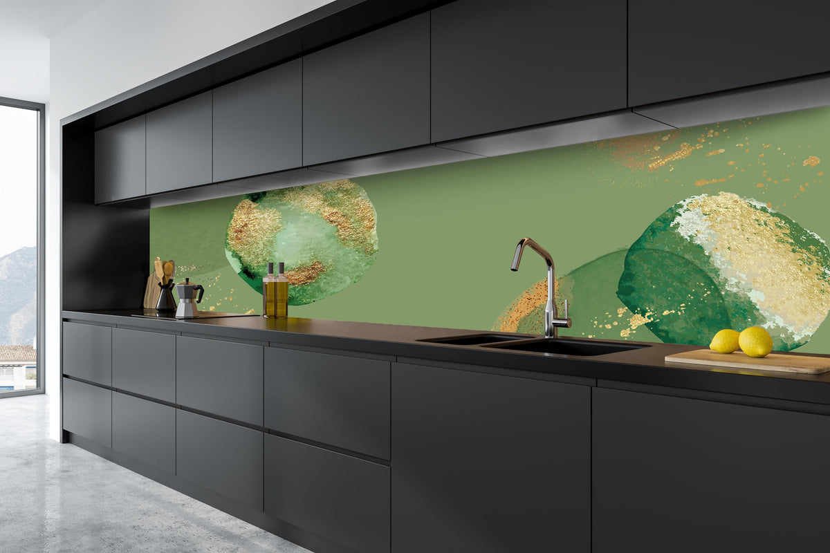 Küche - Abstraktes Design mit Grün und Goldtönen hinter weißen Hochglanz-Küchenregalen und schwarzem Wasserhahn