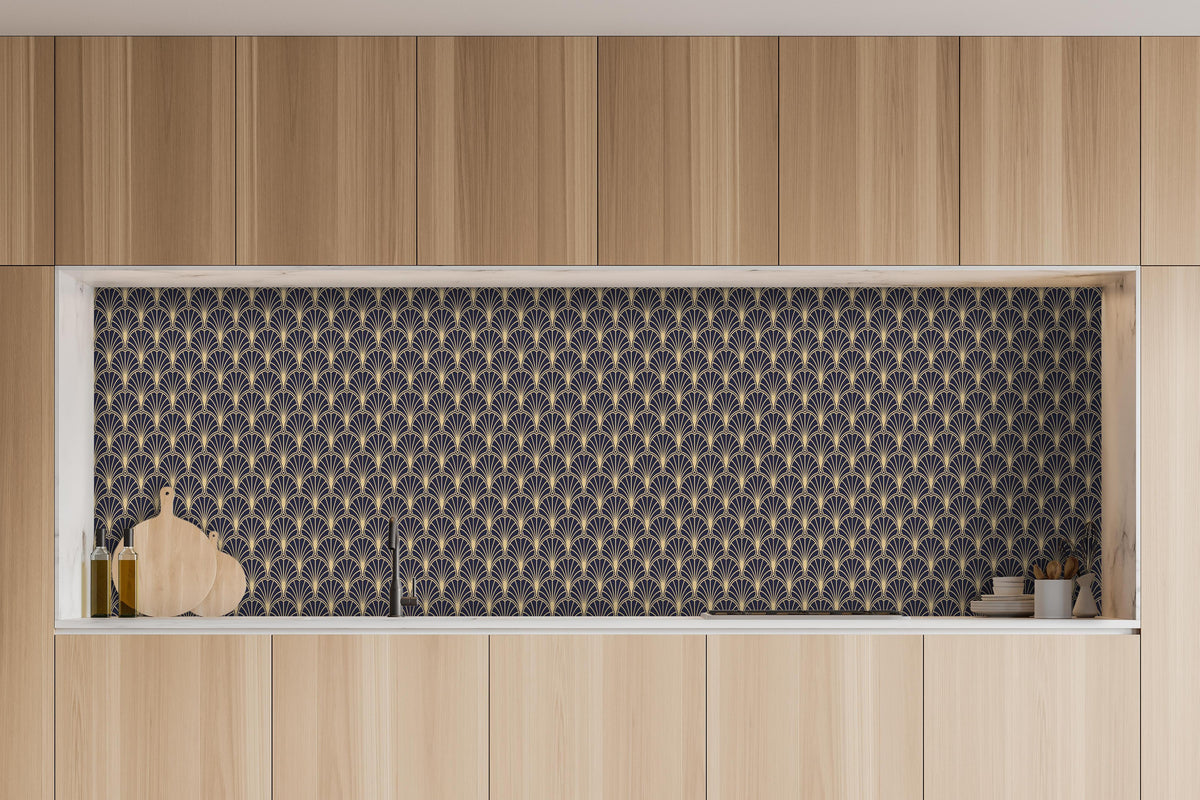 Küche - Abstraktes Designer-Muster in Anthrazit und Gold hinter weißen Hochglanz-Küchenregalen und schwarzem Wasserhahn