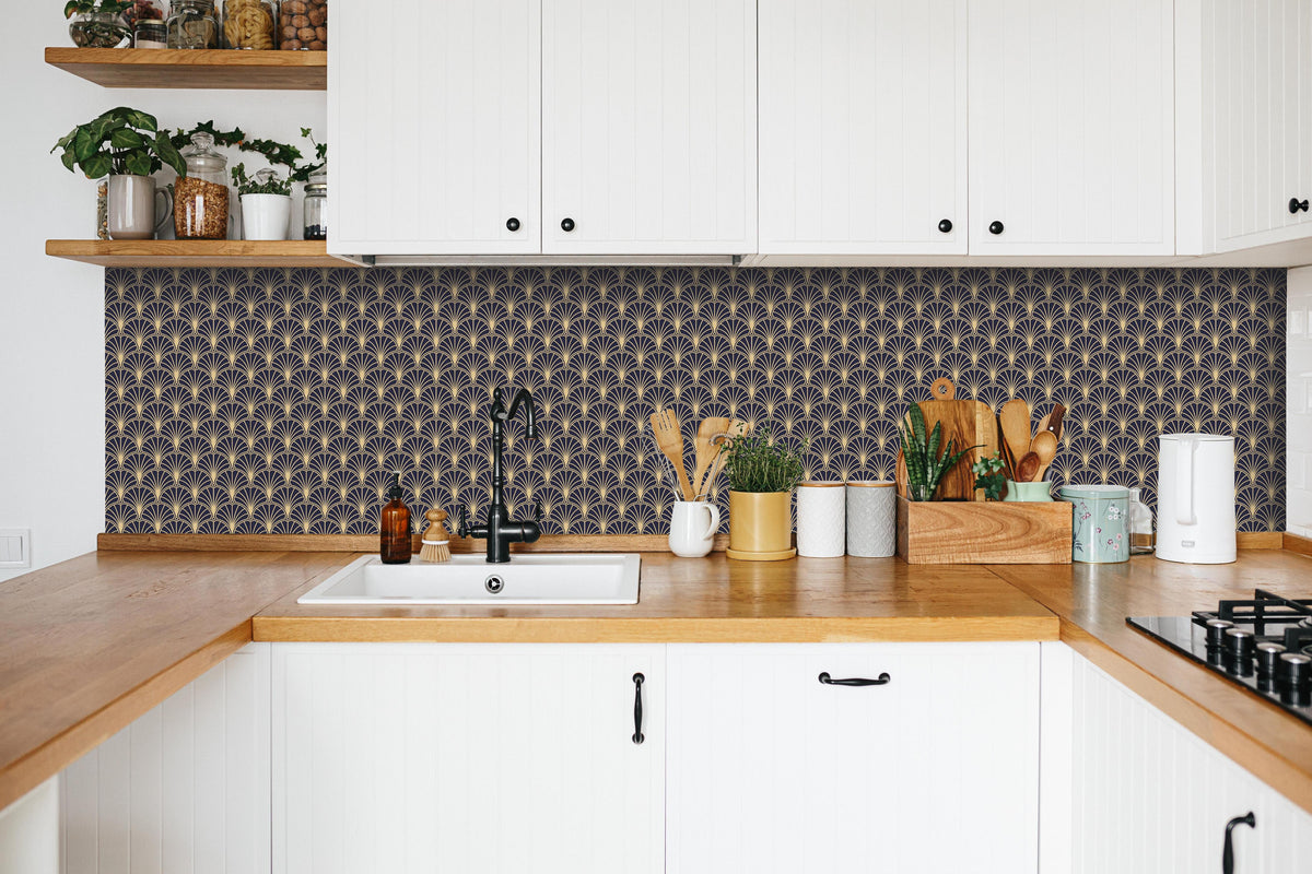 Küche - Abstraktes Designer-Muster in Anthrazit und Gold hinter weißen Hochglanz-Küchenregalen und schwarzem Wasserhahn