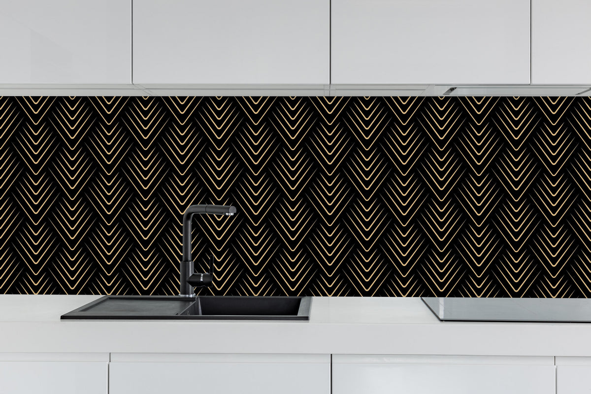 Küche - Abstraktes Designmuster in Schwarz hinter weißen Hochglanz-Küchenregalen und schwarzem Wasserhahn