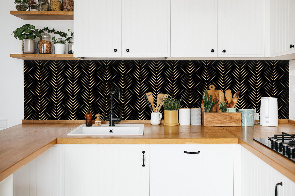 Küche - Abstraktes Designmuster in Schwarz hinter weißen Hochglanz-Küchenregalen und schwarzem Wasserhahn