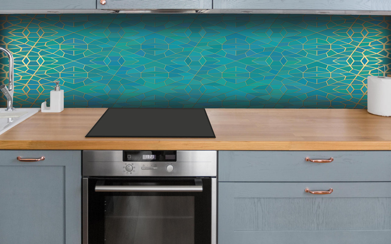Küche - Abstraktes Gradientenmuster in Blau und Gold hinter weißen Hochglanz-Küchenregalen und schwarzem Wasserhahn