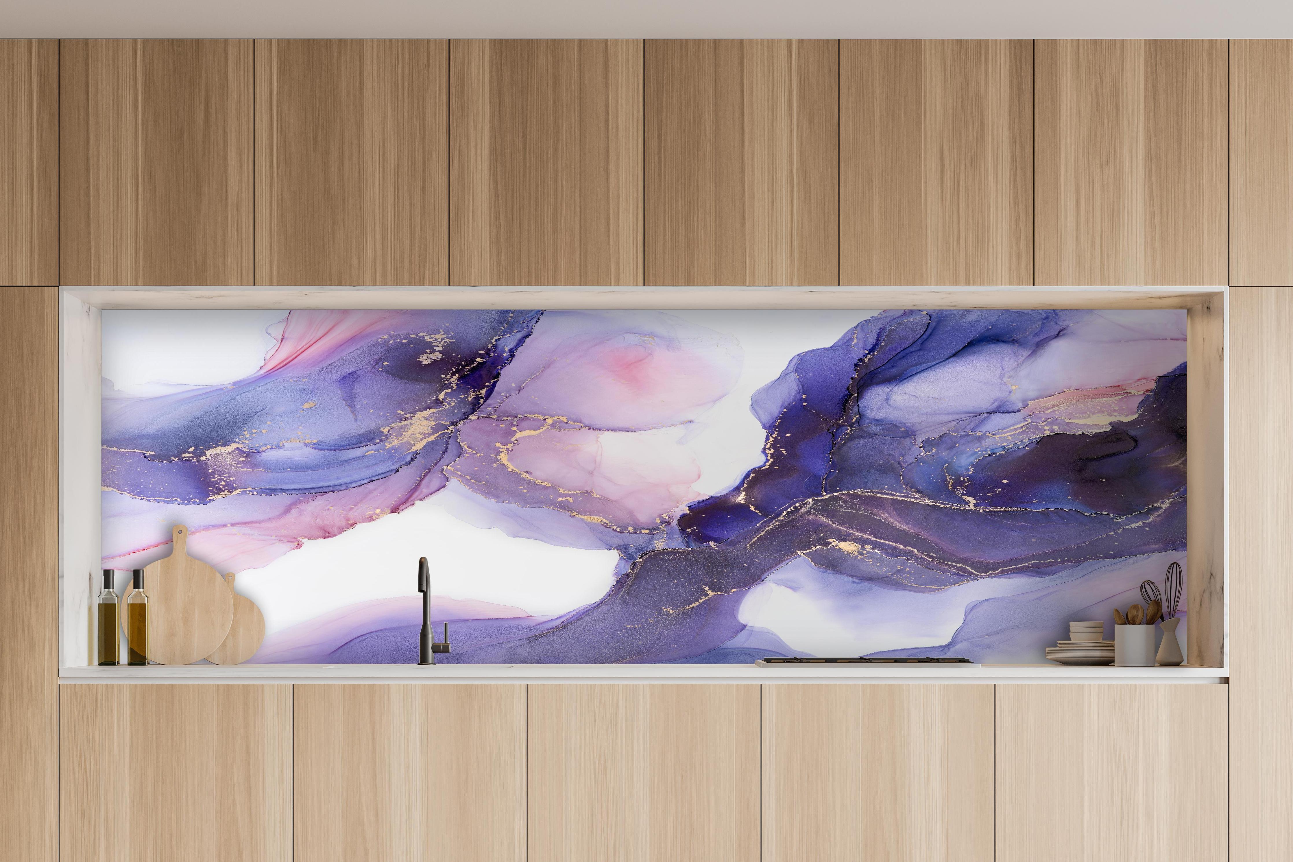 Küche - Abstraktes Kunstwerk - Öl Malerei hinter weißen Hochglanz-Küchenregalen und schwarzem Wasserhahn