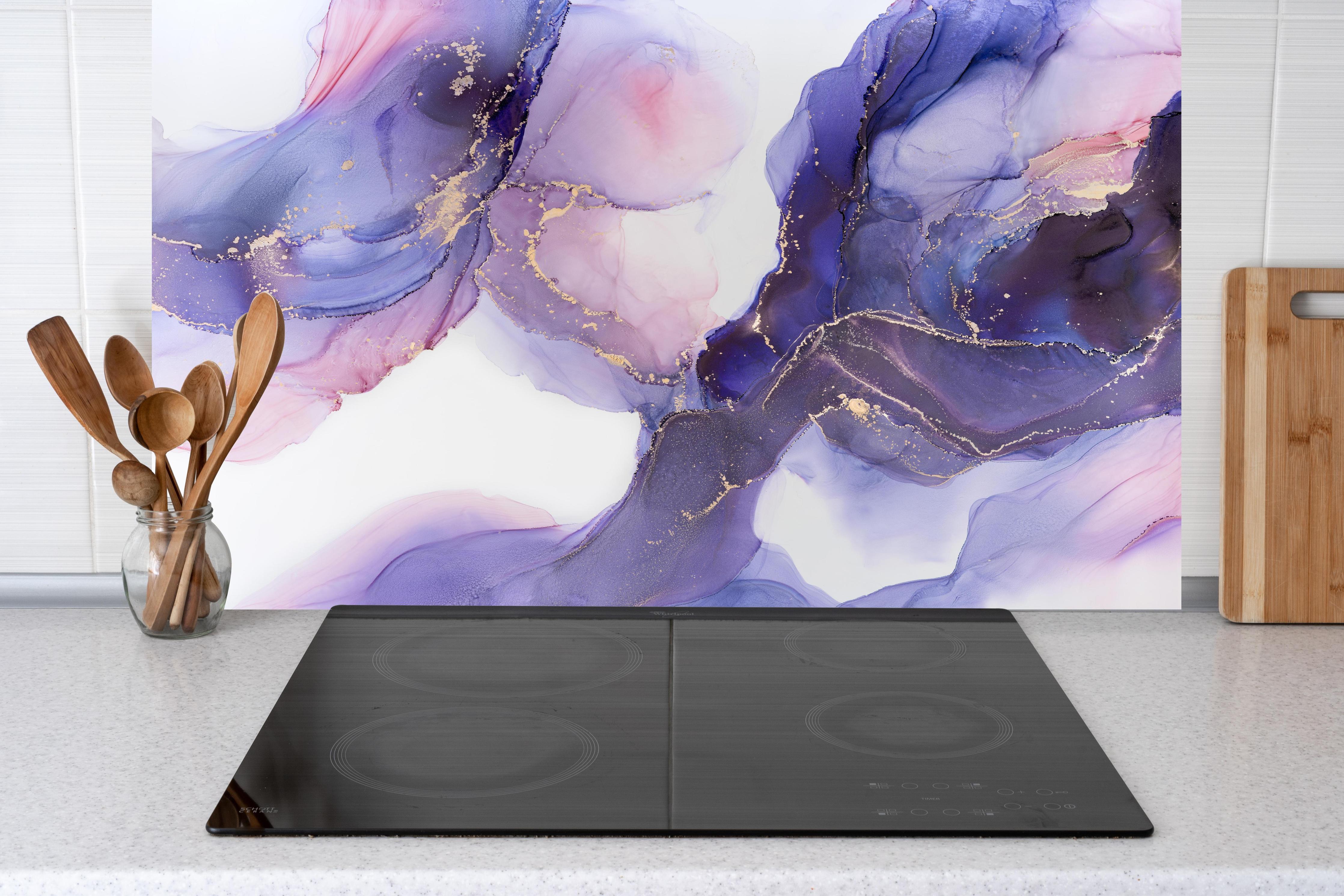 Küche - Abstraktes Kunstwerk - Öl Malerei hinter weißen Hochglanz-Küchenregalen und schwarzem Wasserhahn