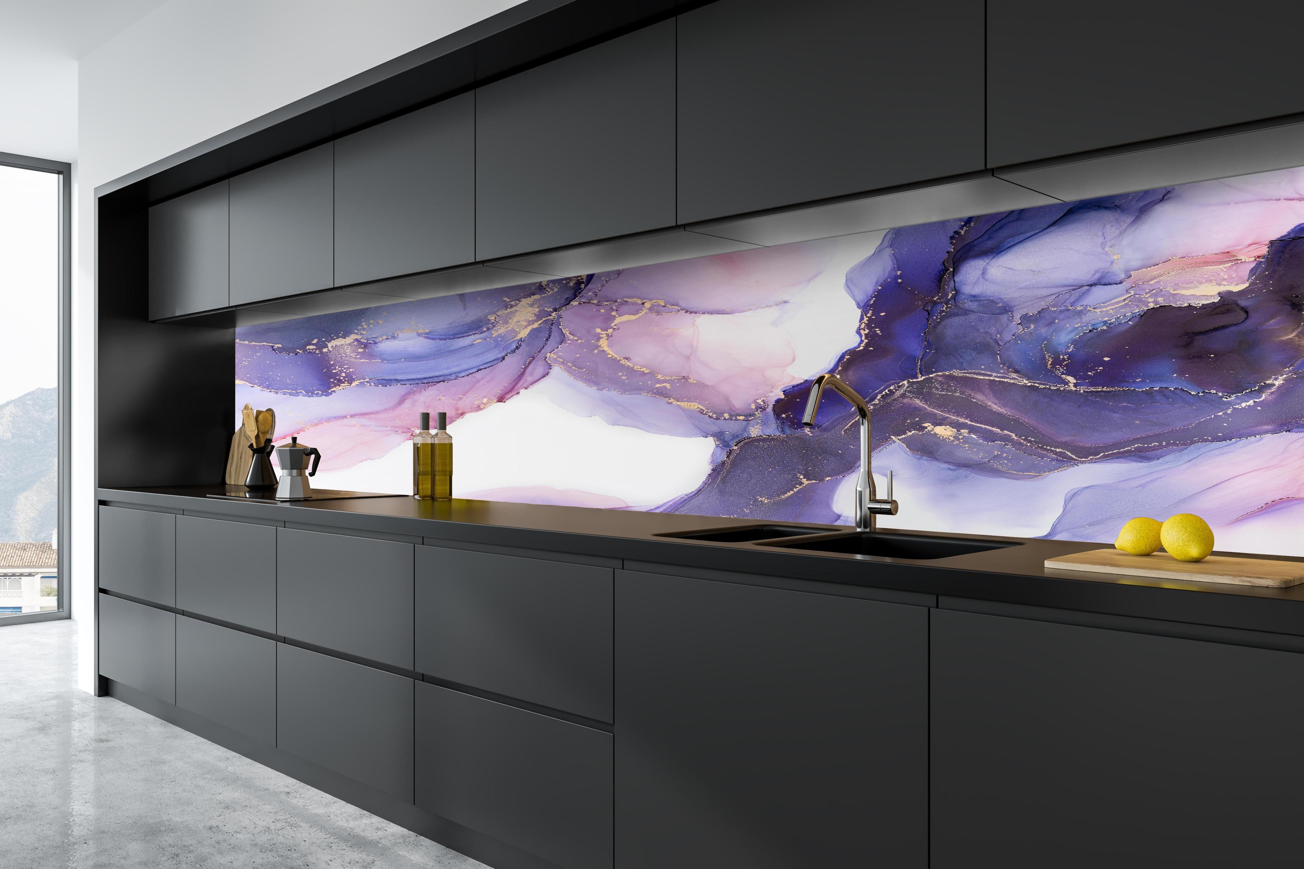 Küche - Abstraktes Kunstwerk - Öl Malerei hinter weißen Hochglanz-Küchenregalen und schwarzem Wasserhahn