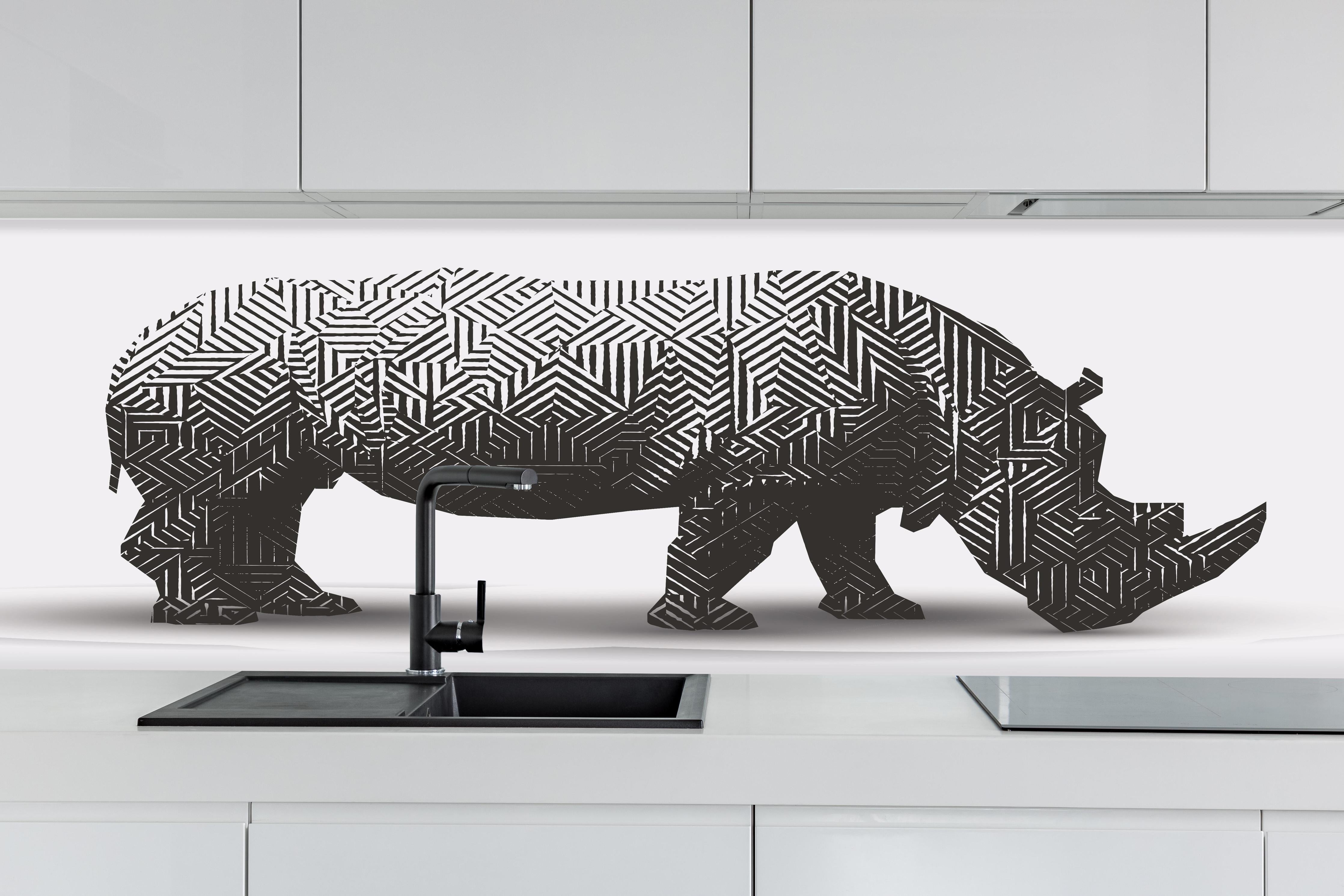 Küche - Abstraktes Muster Nashorn in Schwarz-Weiß hinter weißen Hochglanz-Küchenregalen und schwarzem Wasserhahn