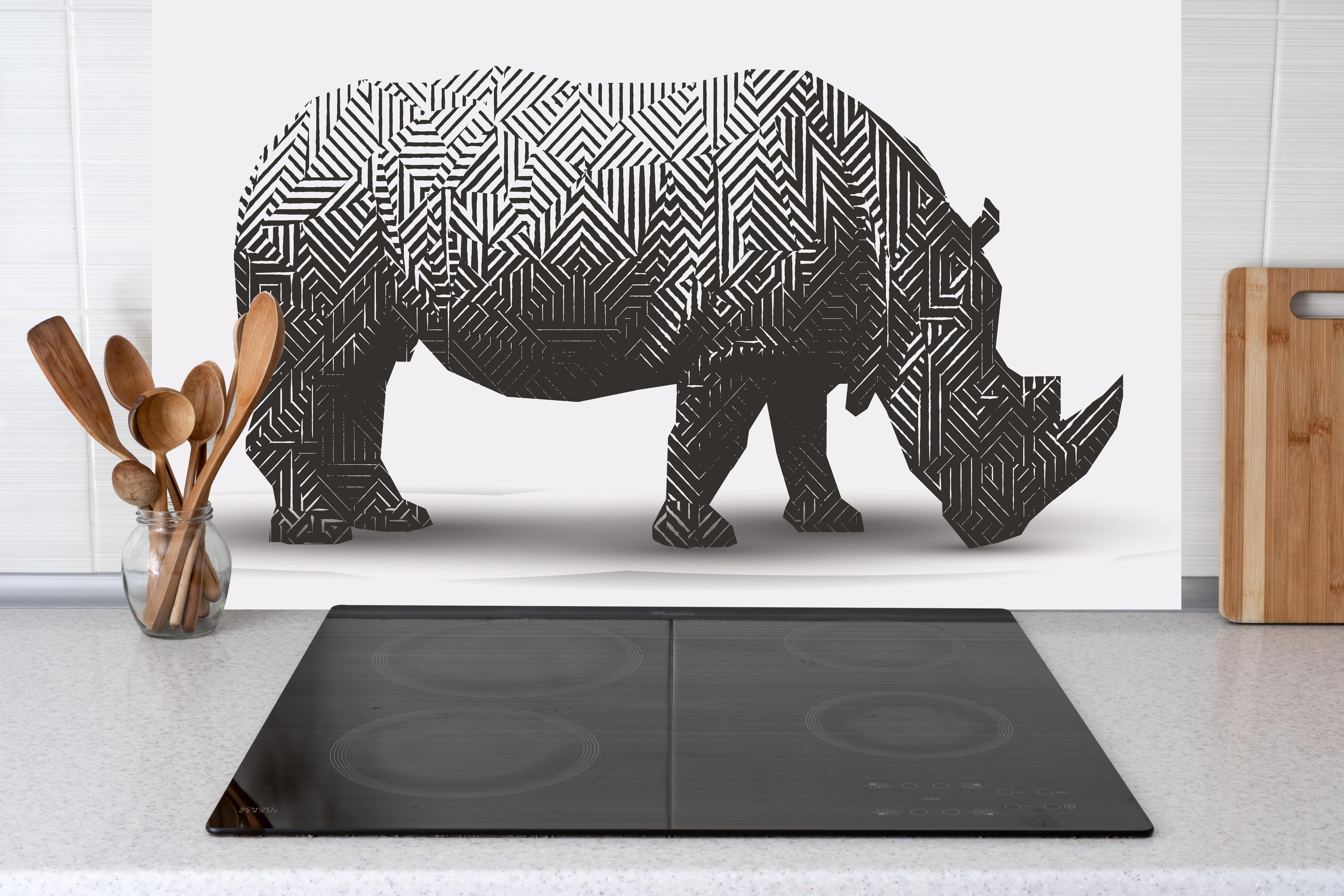 Küche - Abstraktes Muster Nashorn in Schwarz-Weiß hinter weißen Hochglanz-Küchenregalen und schwarzem Wasserhahn