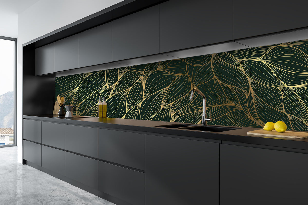 Küche - Abstraktes Muster mit goldfarbenen Linien hinter weißen Hochglanz-Küchenregalen und schwarzem Wasserhahn