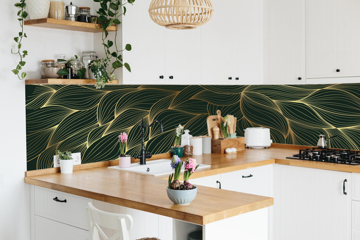 Küche - Abstraktes Muster mit goldfarbenen Linien hinter weißen Hochglanz-Küchenregalen und schwarzem Wasserhahn