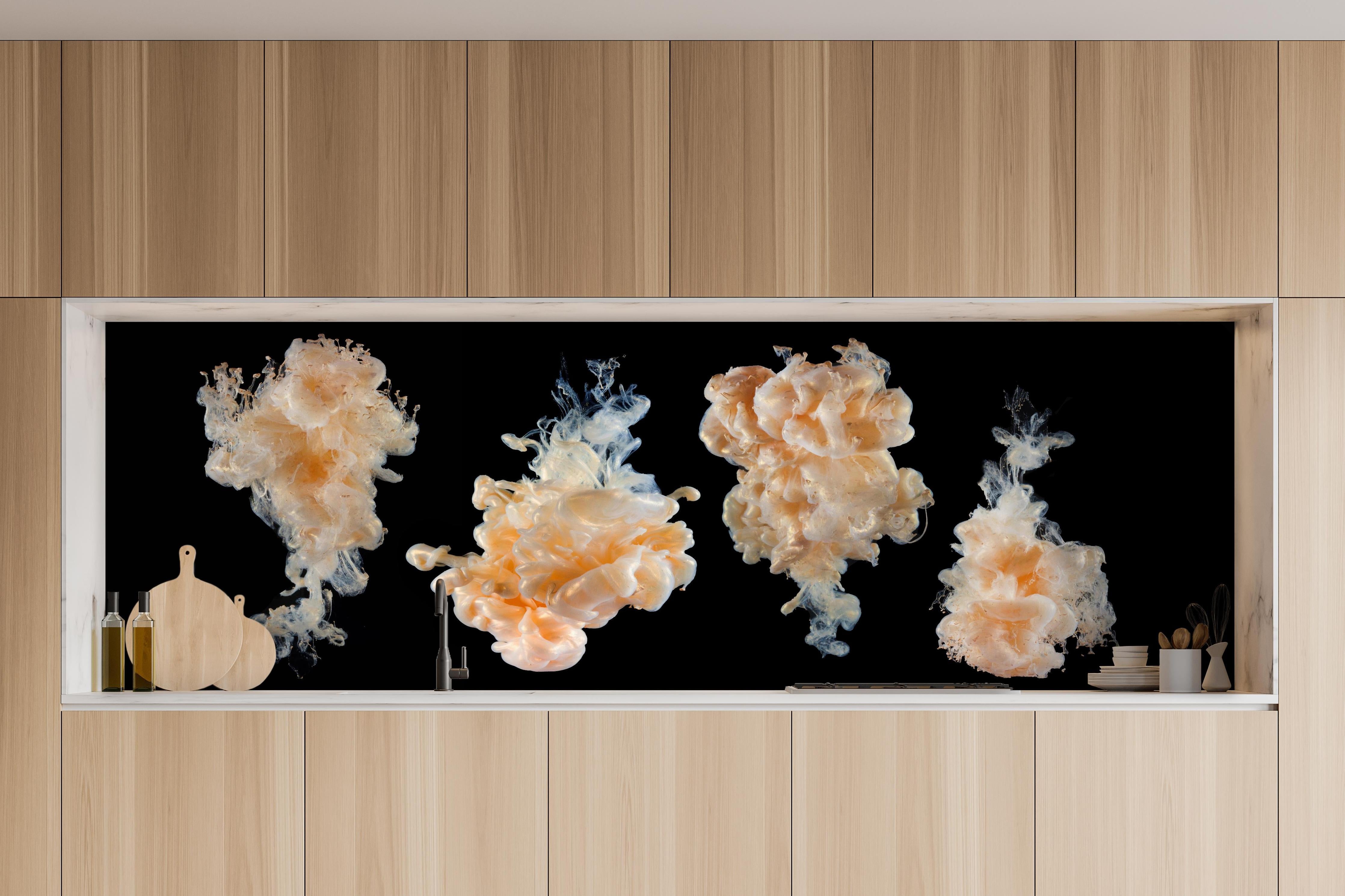 Küche - Abstraktes Tinten-Wolken Design hinter weißen Hochglanz-Küchenregalen und schwarzem Wasserhahn