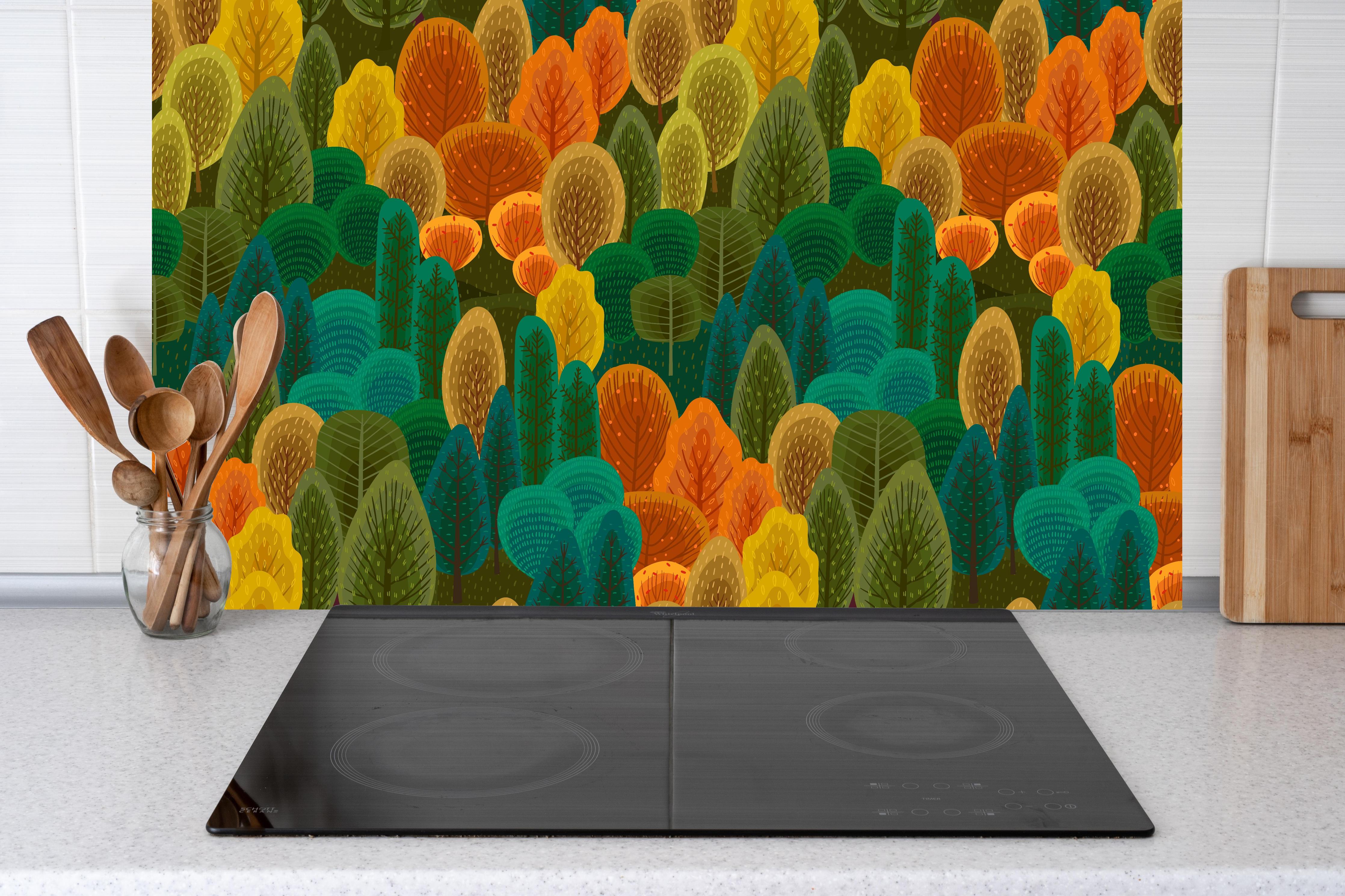 Küche - Abstraktes Waldmuster in Herbstfarben Design hinter weißen Hochglanz-Küchenregalen und schwarzem Wasserhahn