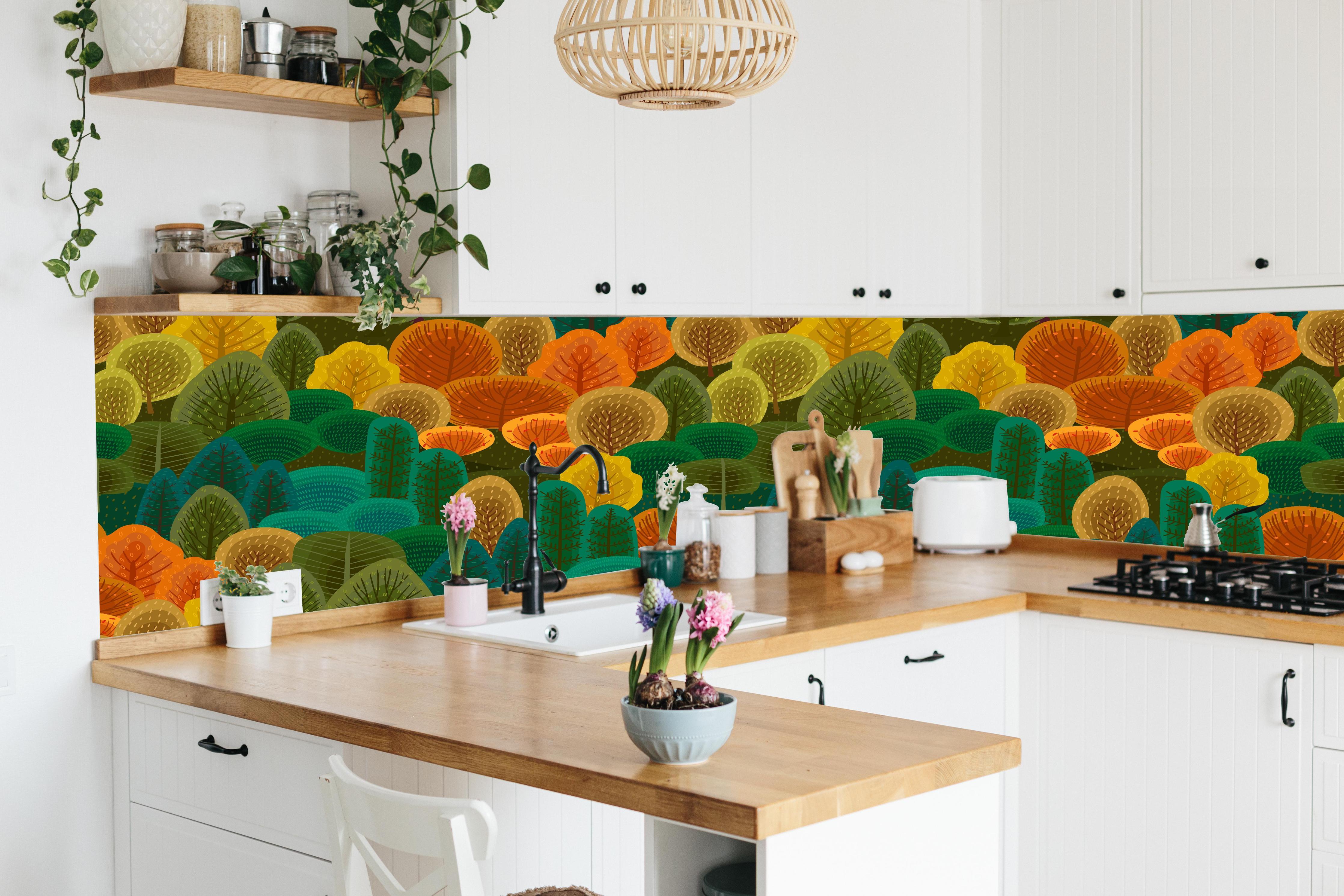 Küche - Abstraktes Waldmuster in Herbstfarben Design hinter weißen Hochglanz-Küchenregalen und schwarzem Wasserhahn