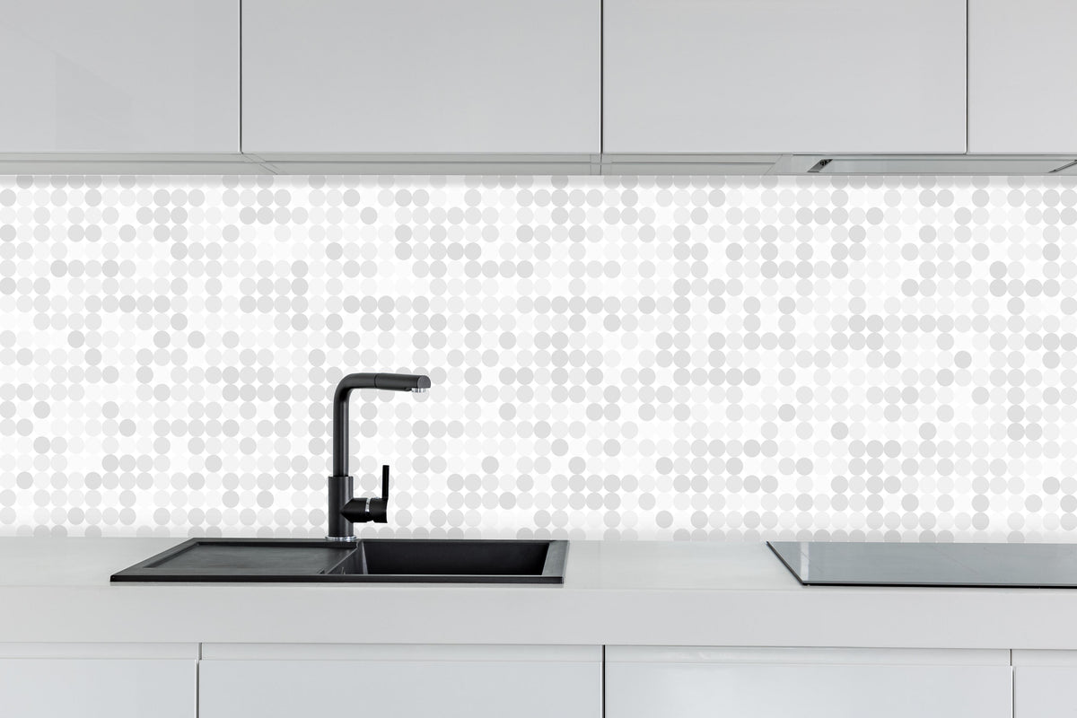 Küche - Abstraktes Weiß zu Grau Farbverlauf Muster hinter weißen Hochglanz-Küchenregalen und schwarzem Wasserhahn