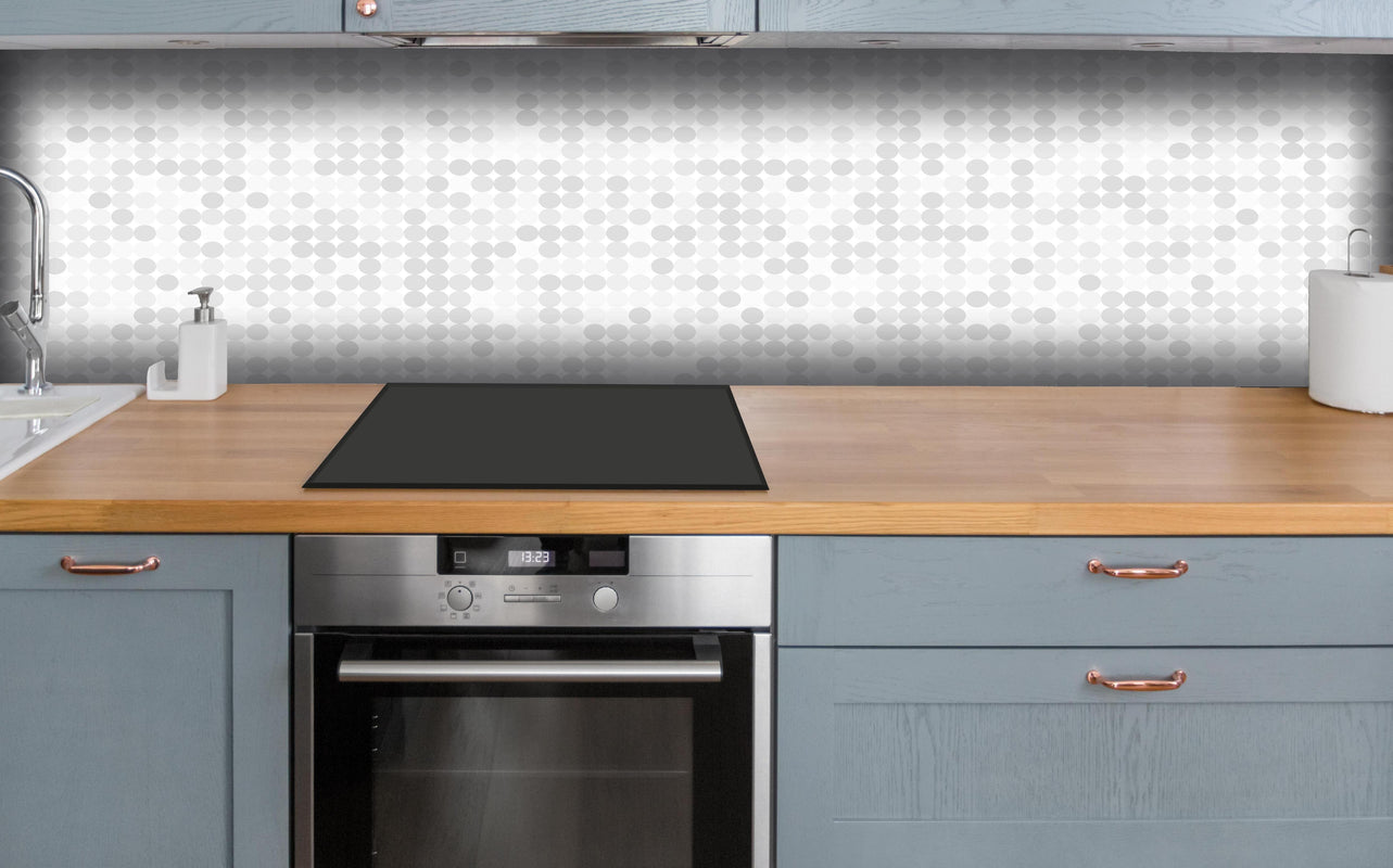 Küche - Abstraktes Weiß zu Grau Farbverlauf Muster hinter weißen Hochglanz-Küchenregalen und schwarzem Wasserhahn
