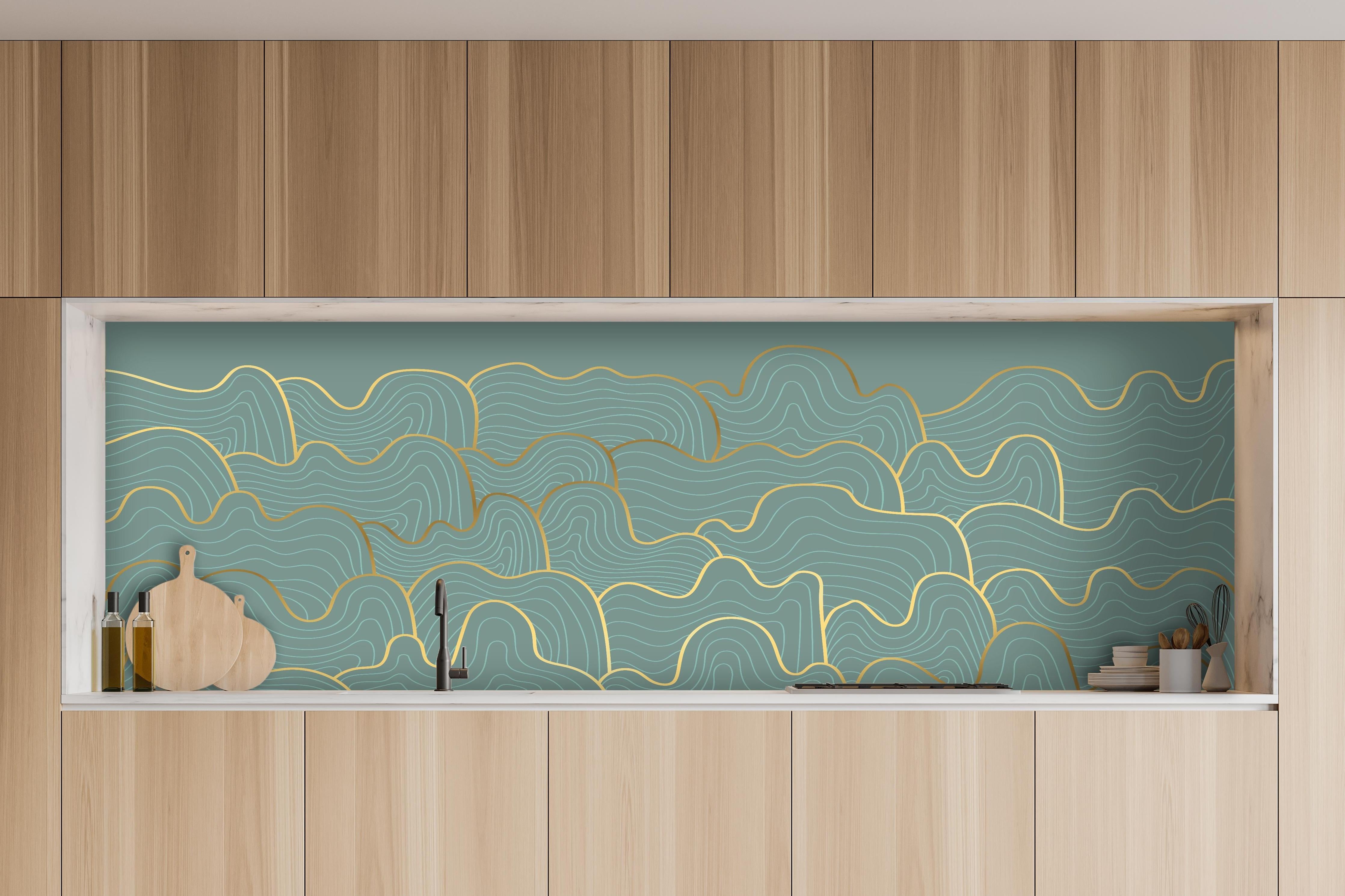 Küche - Abstraktes Wellendesign in Blau mit Goldenen Akzenten hinter weißen Hochglanz-Küchenregalen und schwarzem Wasserhahn