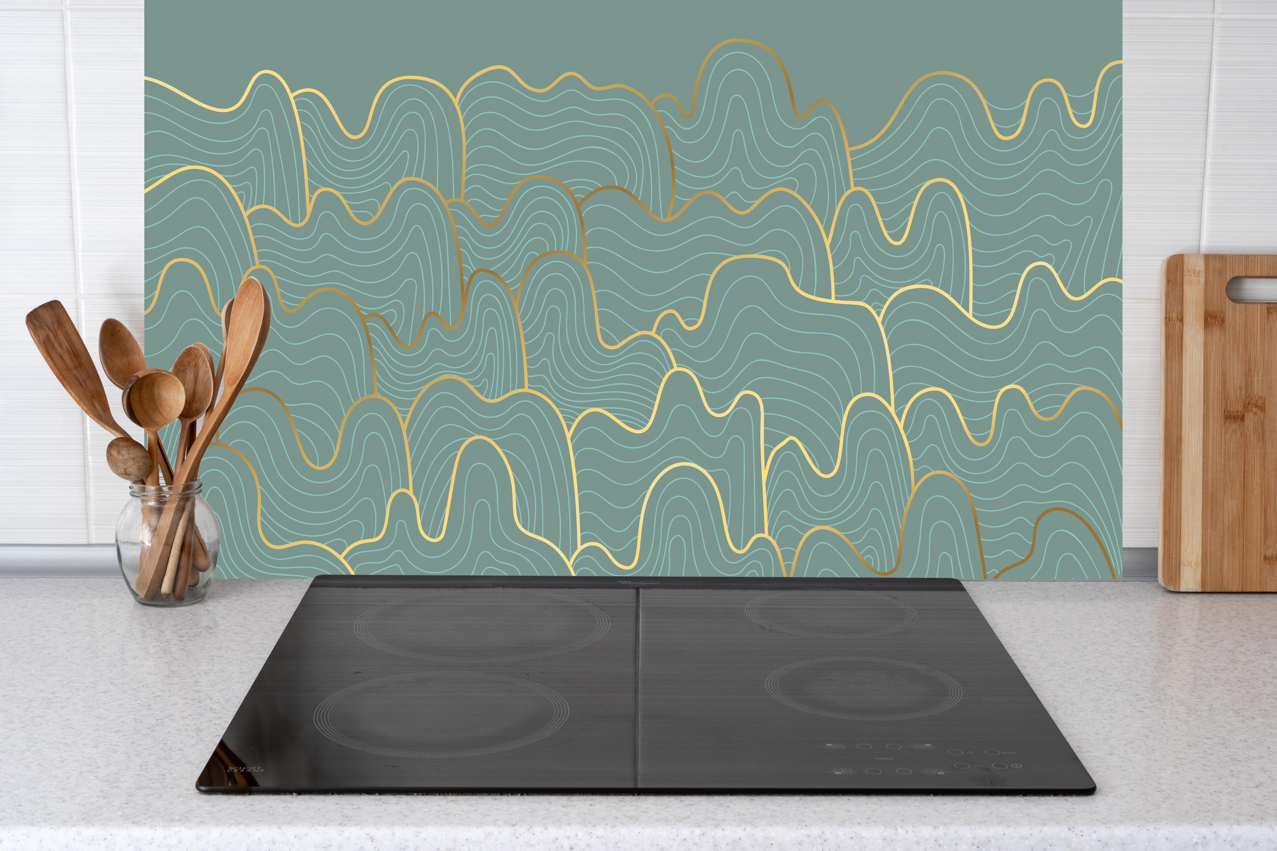 Küche - Abstraktes Wellendesign in Blau mit Goldenen Akzenten hinter weißen Hochglanz-Küchenregalen und schwarzem Wasserhahn