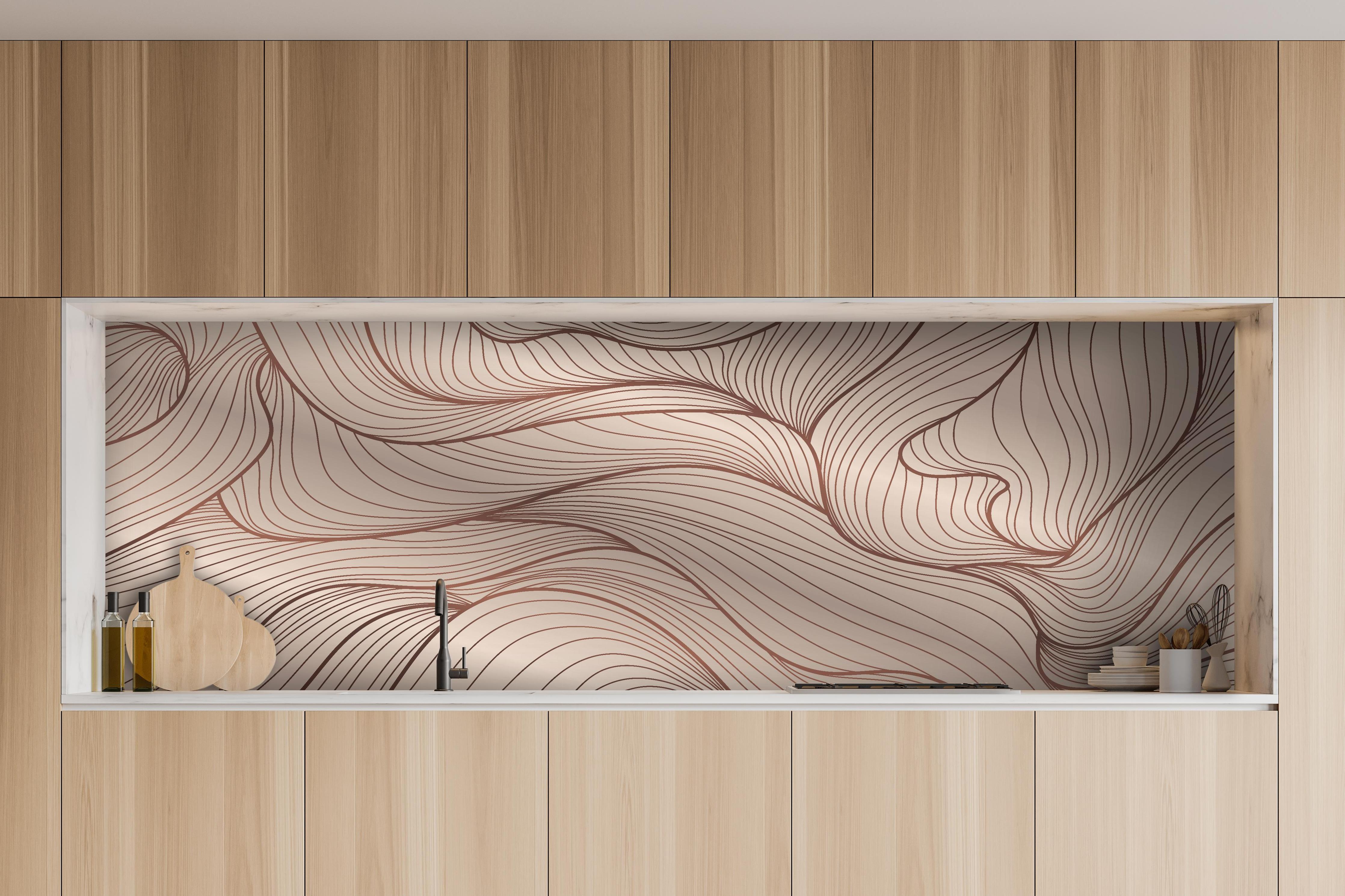 Küche - Abstraktes Wellenmuster in Beige-Tönen hinter weißen Hochglanz-Küchenregalen und schwarzem Wasserhahn