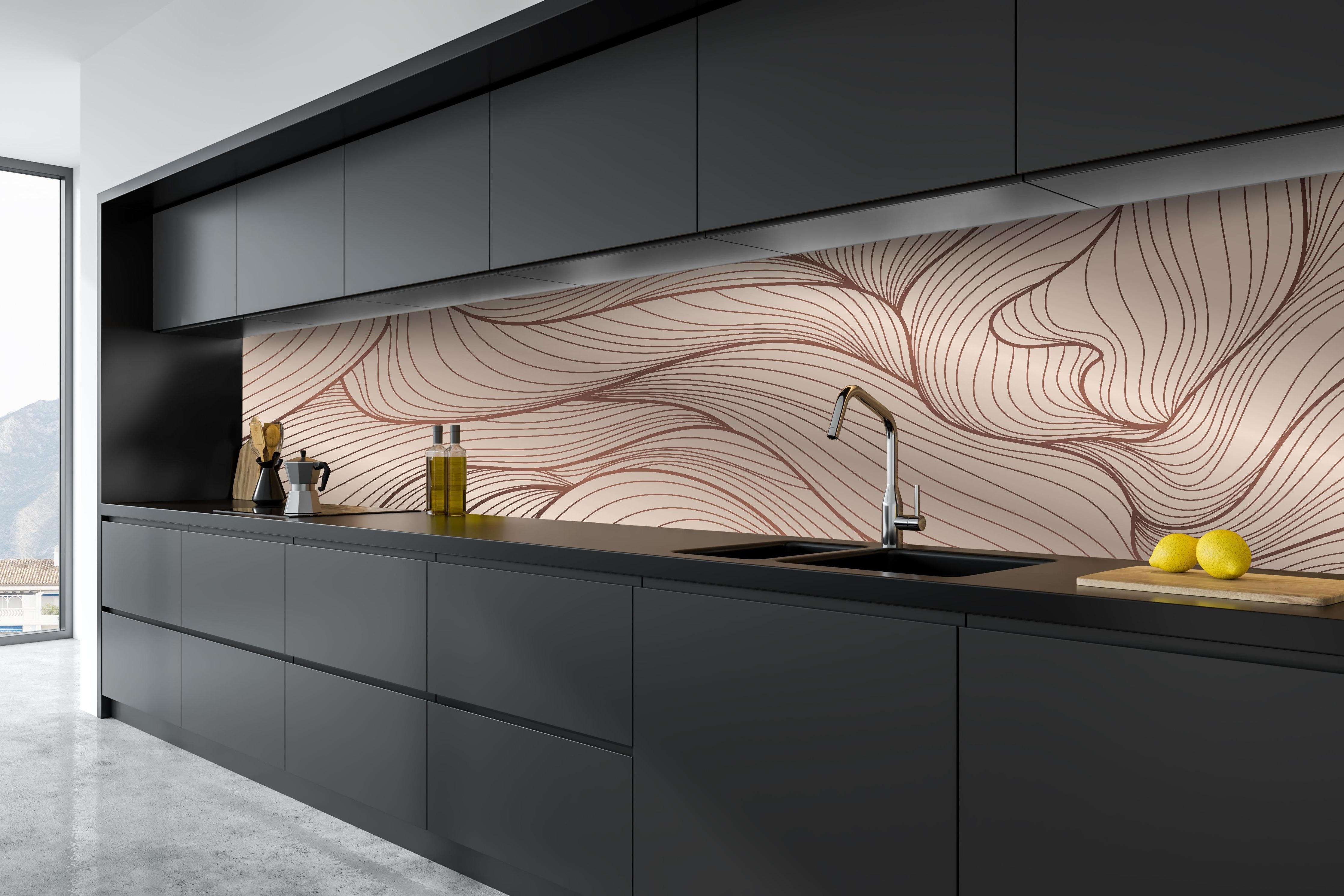 Küche - Abstraktes Wellenmuster in Beige-Tönen hinter weißen Hochglanz-Küchenregalen und schwarzem Wasserhahn