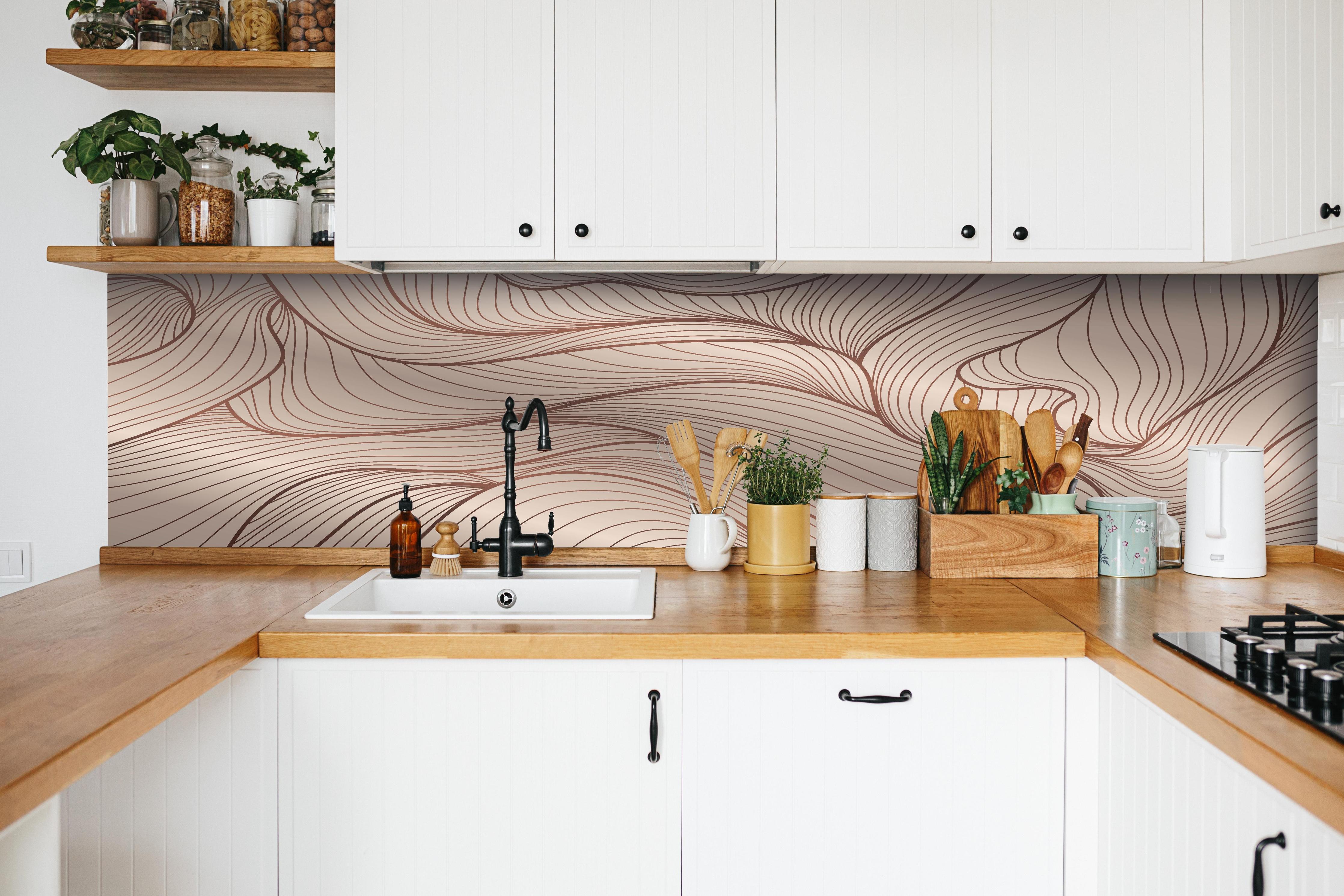 Küche - Abstraktes Wellenmuster in Beige-Tönen hinter weißen Hochglanz-Küchenregalen und schwarzem Wasserhahn