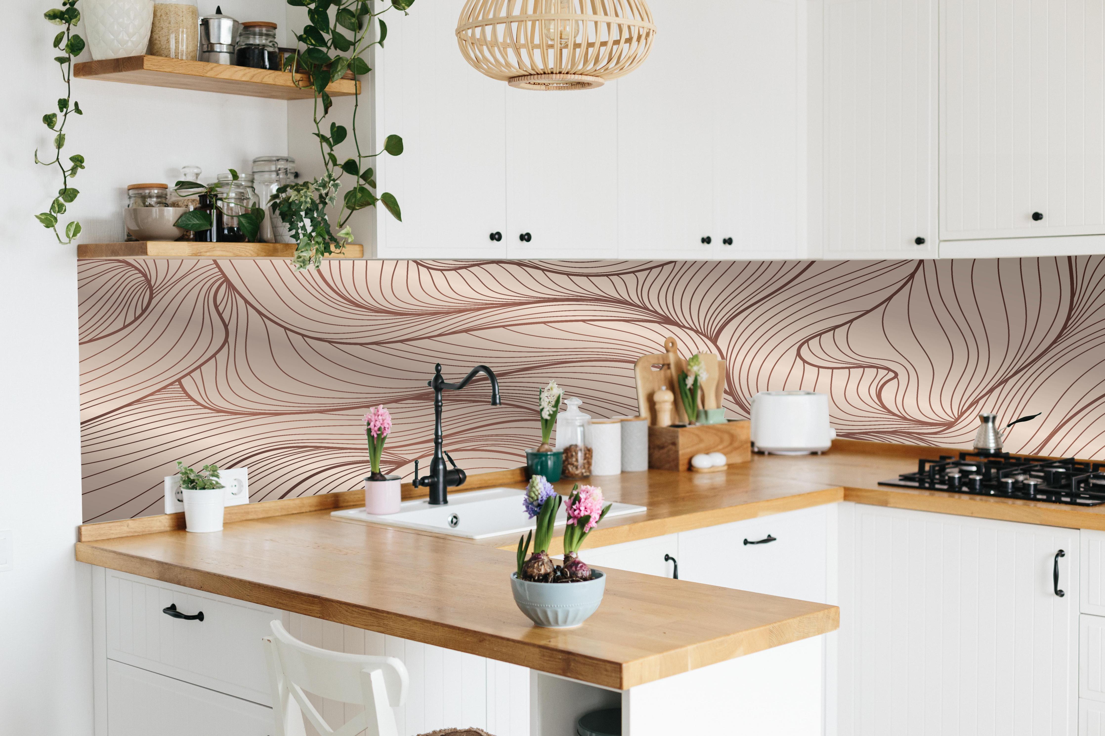 Küche - Abstraktes Wellenmuster in Beige-Tönen hinter weißen Hochglanz-Küchenregalen und schwarzem Wasserhahn