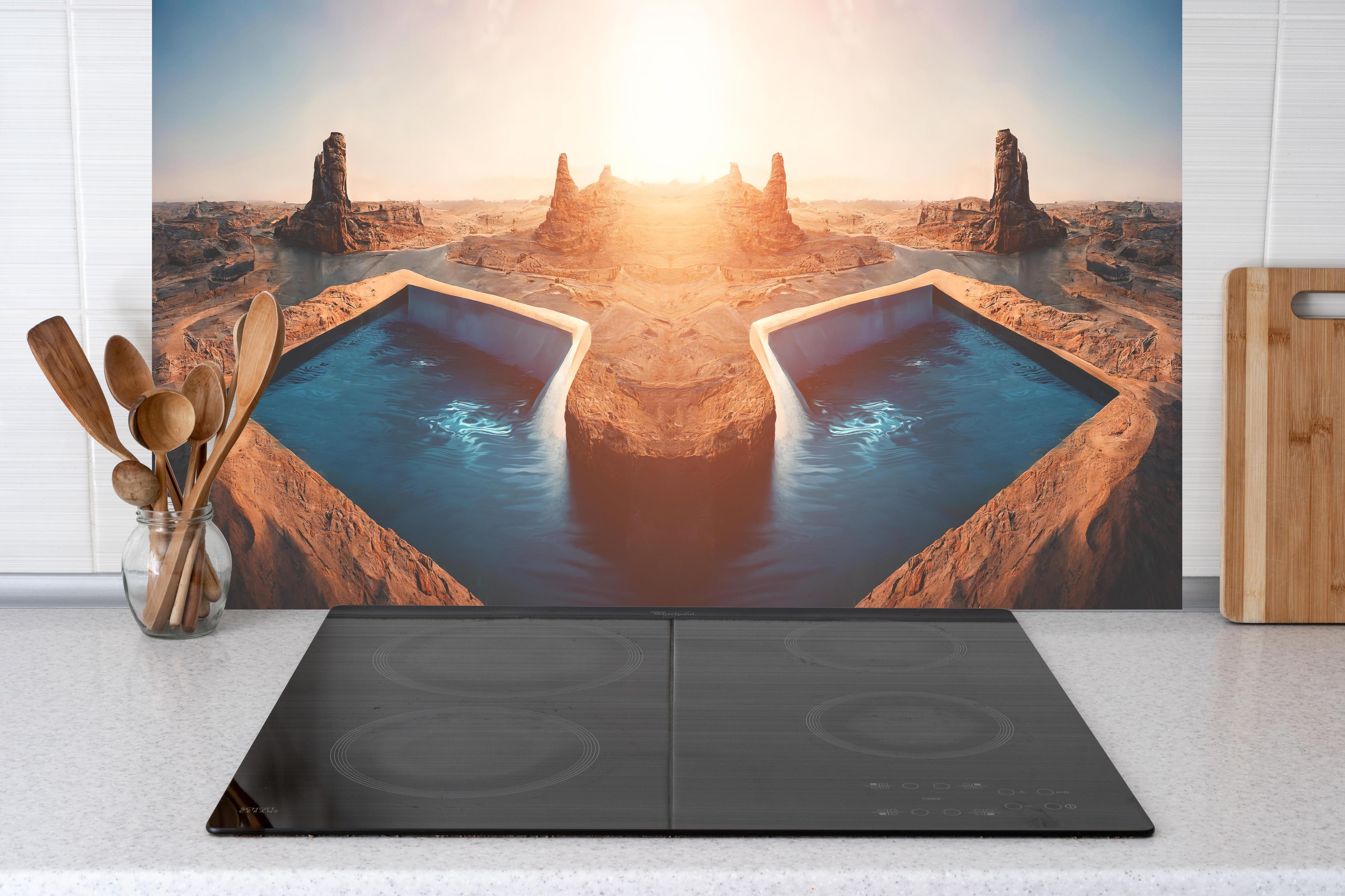 Küche - Afrikanische Wüste - Abendlich hinter weißen Hochglanz-Küchenregalen und schwarzem Wasserhahn