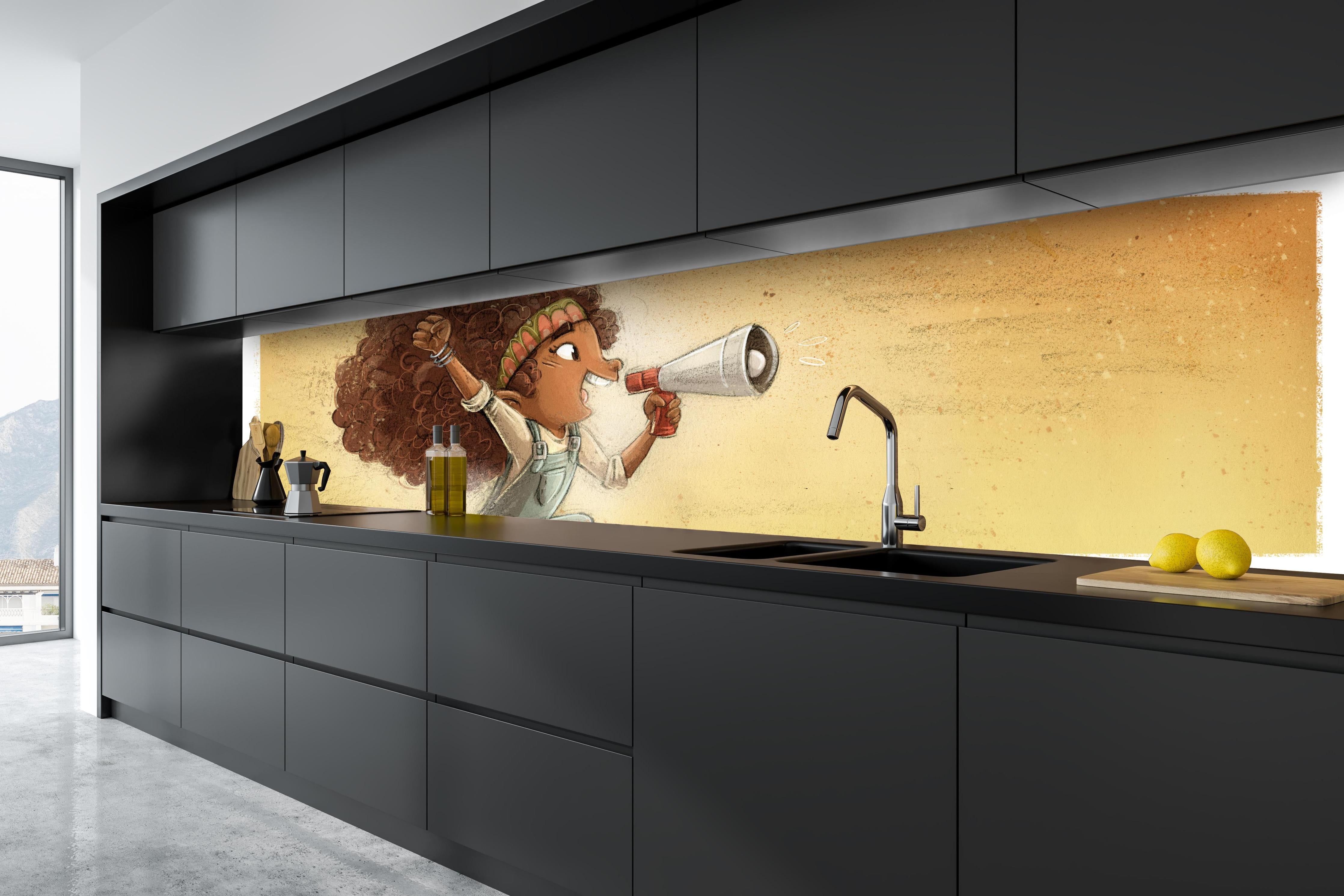 Küche - Afroamerikanisches Mädchen mit einem Megaphon hinter weißen Hochglanz-Küchenregalen und schwarzem Wasserhahn