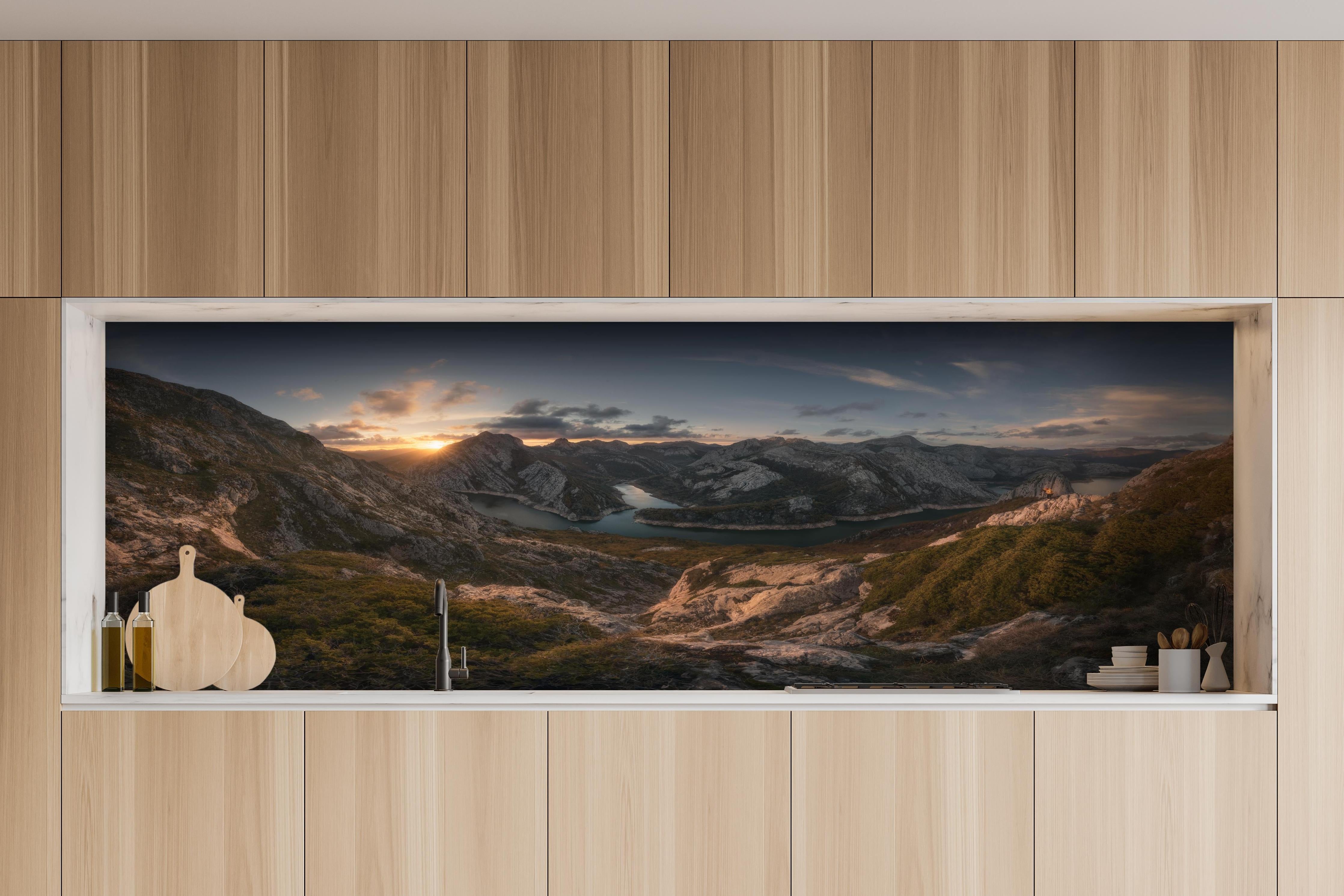 Küche - Alpenglühen Bergspiegelung Wolkenpanorama hinter weißen Hochglanz-Küchenregalen und schwarzem Wasserhahn