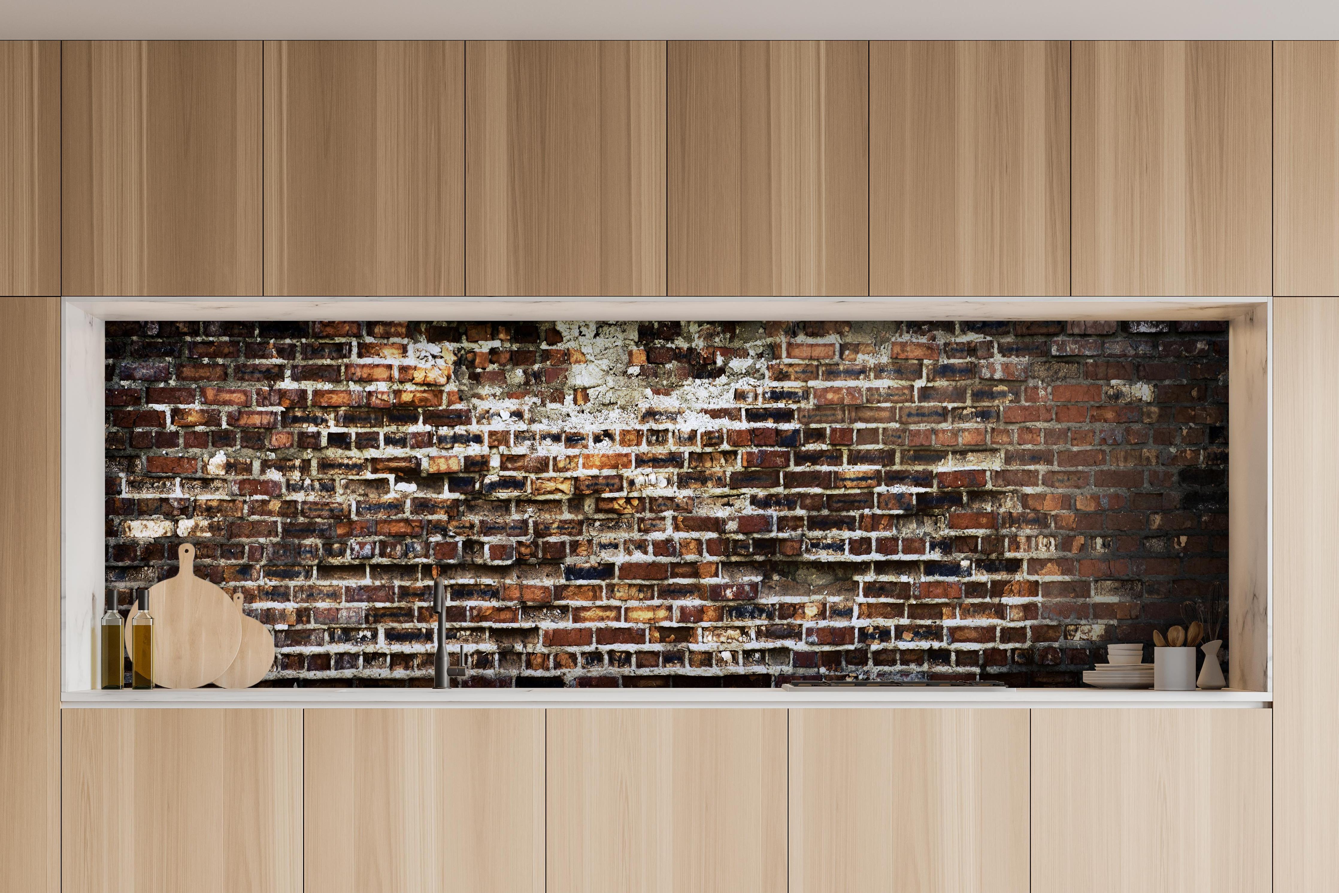 Küche - Alte Rote Ziegelwand mit Verputz hinter weißen Hochglanz-Küchenregalen und schwarzem Wasserhahn