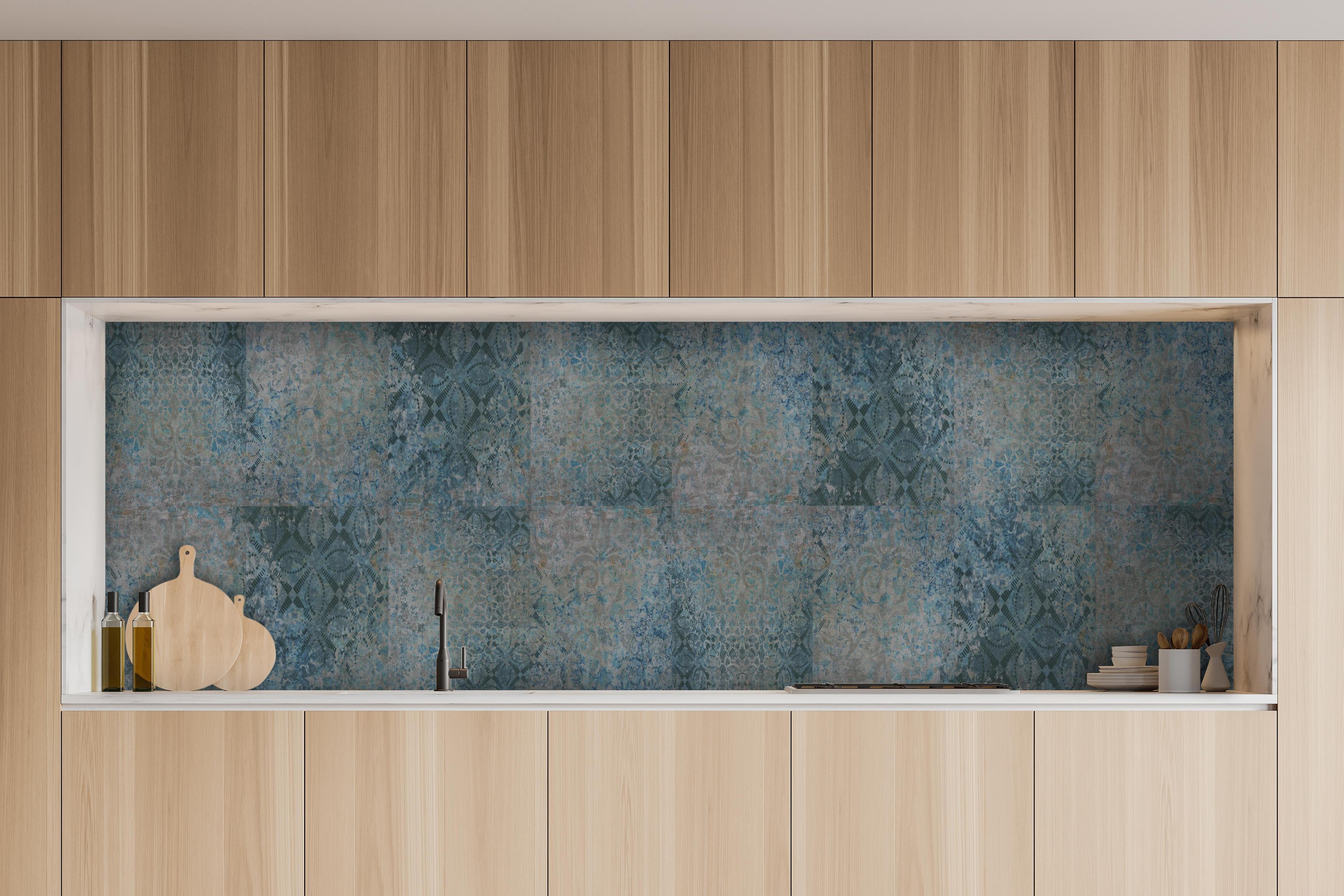 Küche - Alte Türkis Graue Patchwork Mosaikfliesen hinter weißen Hochglanz-Küchenregalen und schwarzem Wasserhahn