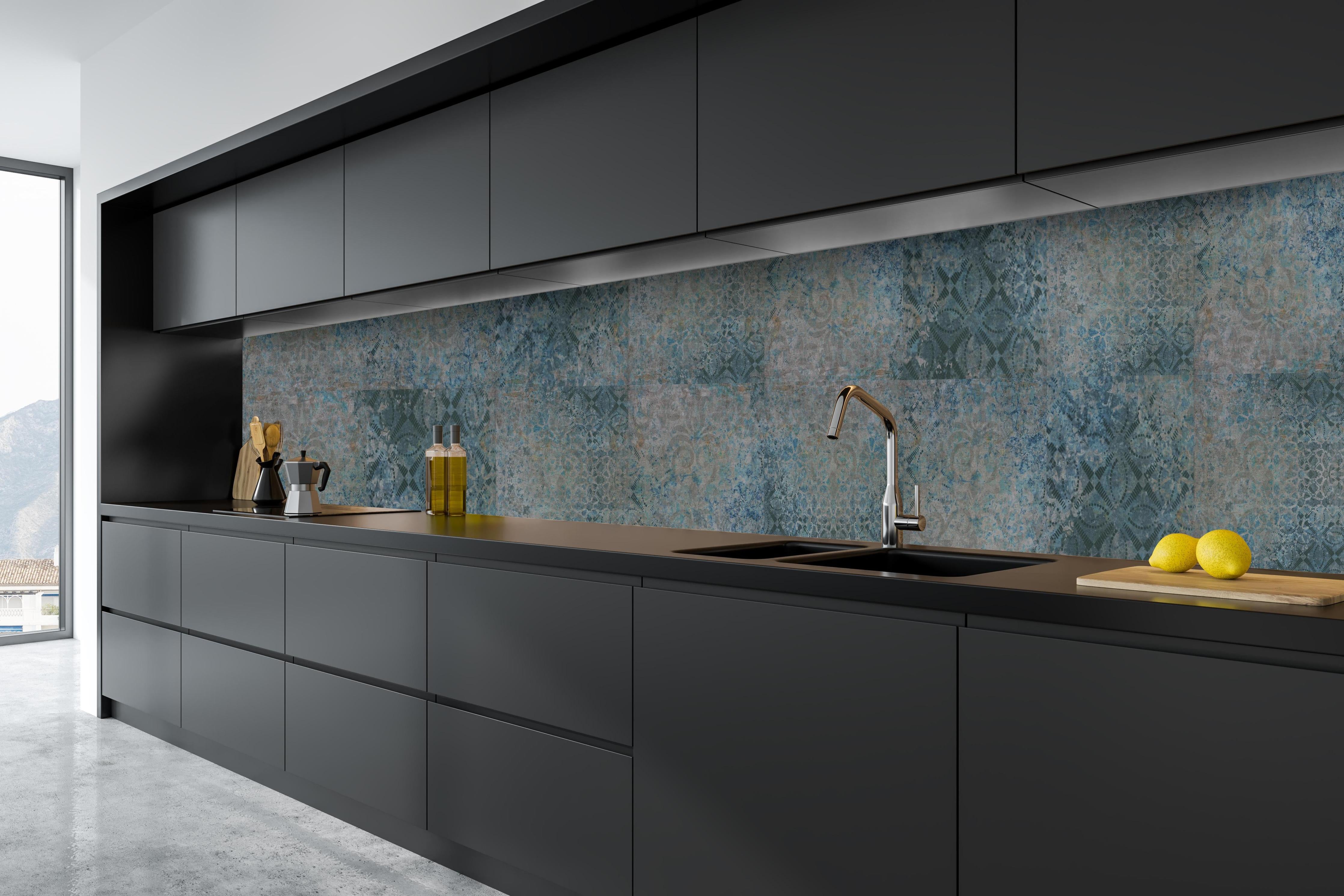 Küche - Alte Türkis Graue Patchwork Mosaikfliesen hinter weißen Hochglanz-Küchenregalen und schwarzem Wasserhahn