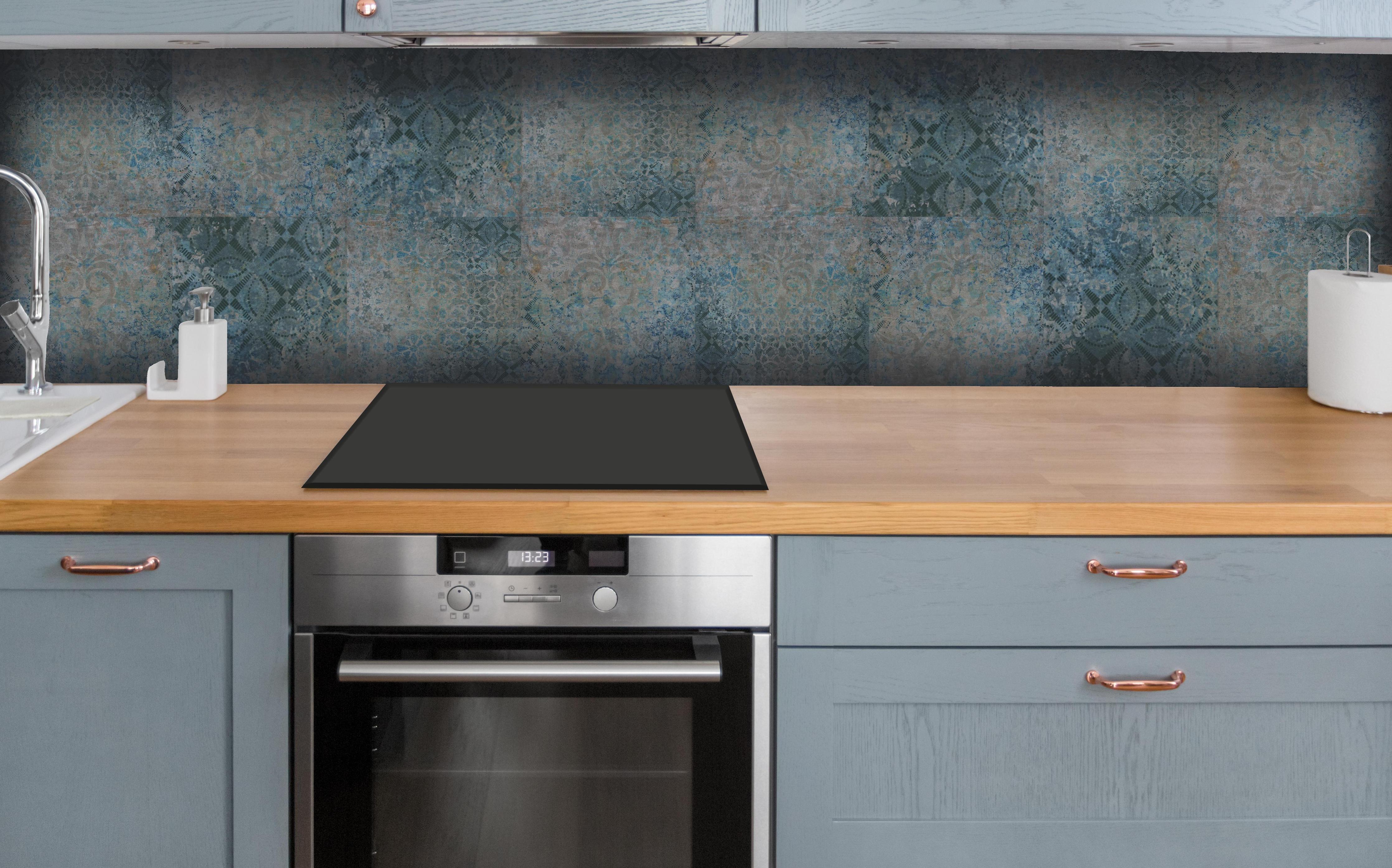 Küche - Alte Türkis Graue Patchwork Mosaikfliesen hinter weißen Hochglanz-Küchenregalen und schwarzem Wasserhahn