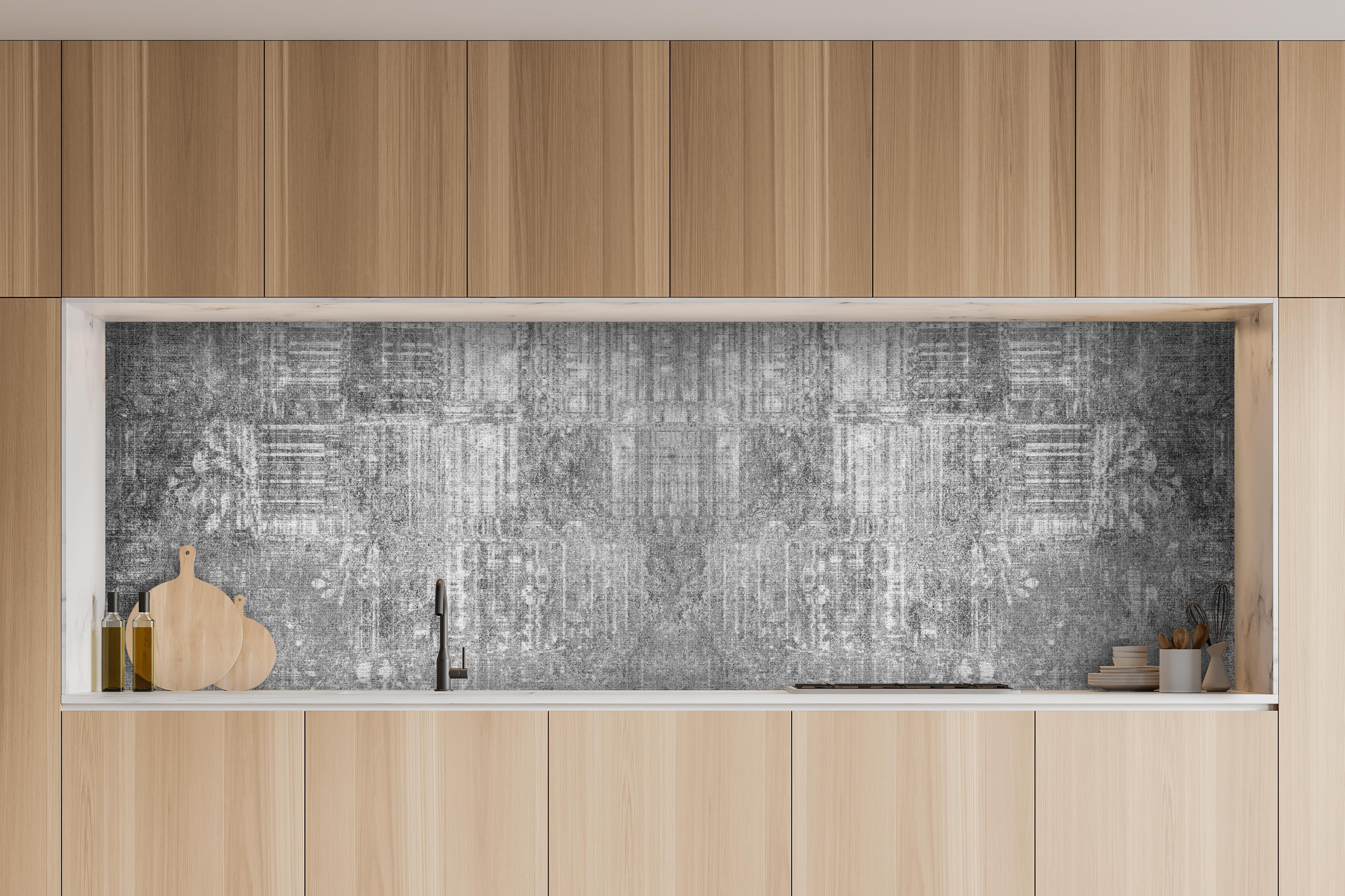 Küche - Alte Vintage Betonmauer Panorama-Textur hinter weißen Hochglanz-Küchenregalen und schwarzem Wasserhahn