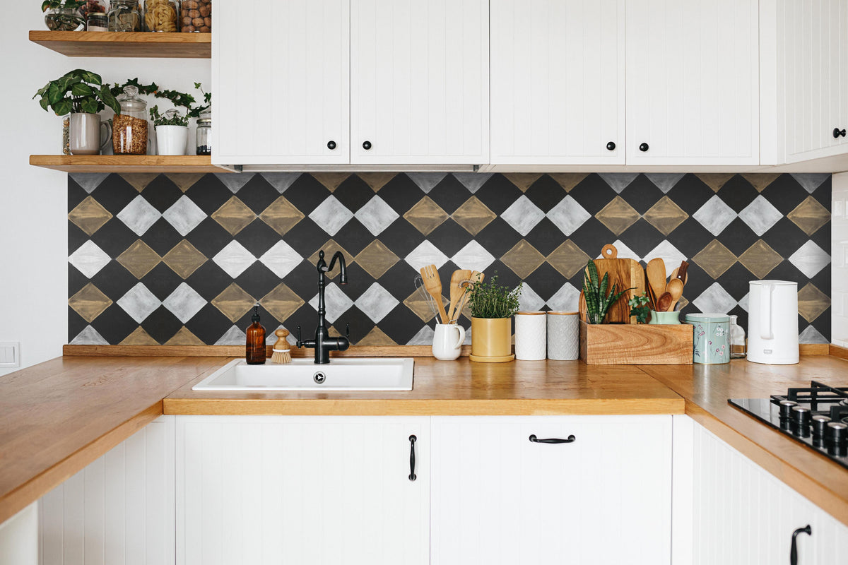 Küche - Alte Vintage Mosaikfliesen Wandtextur hinter weißen Hochglanz-Küchenregalen und schwarzem Wasserhahn