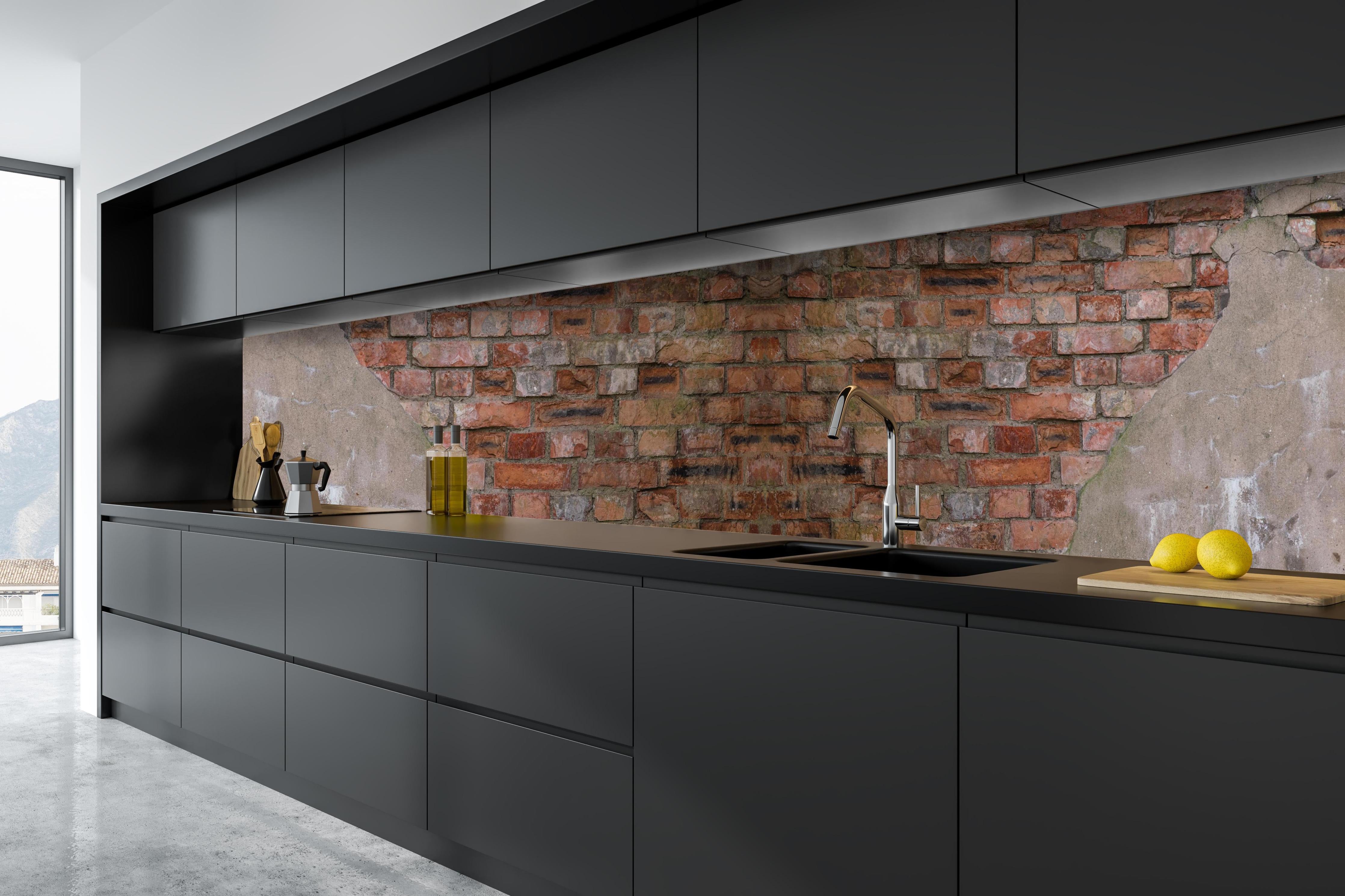 Küche - Alte Ziegelmauerwerk Banner Hintergrund hinter weißen Hochglanz-Küchenregalen und schwarzem Wasserhahn