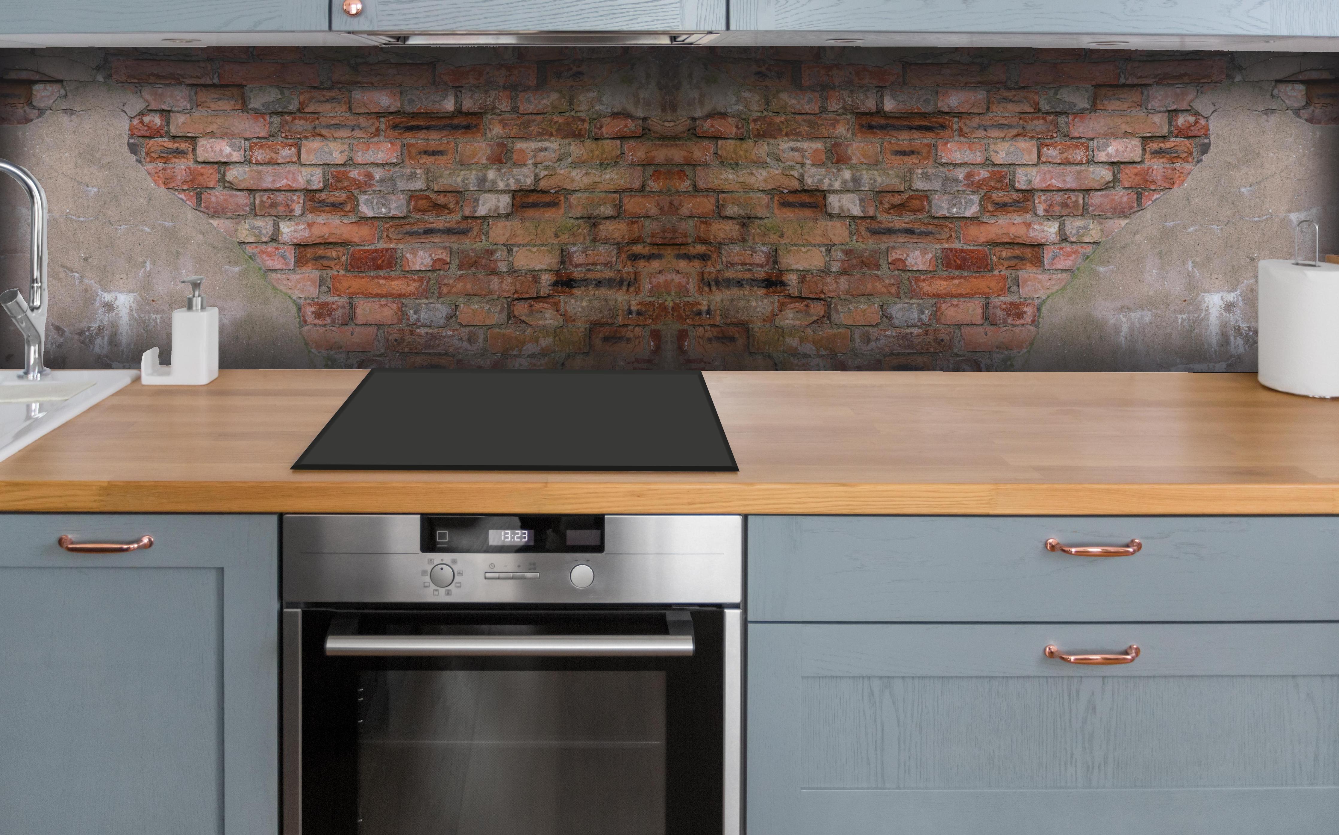 Küche - Alte Ziegelmauerwerk Banner Hintergrund hinter weißen Hochglanz-Küchenregalen und schwarzem Wasserhahn