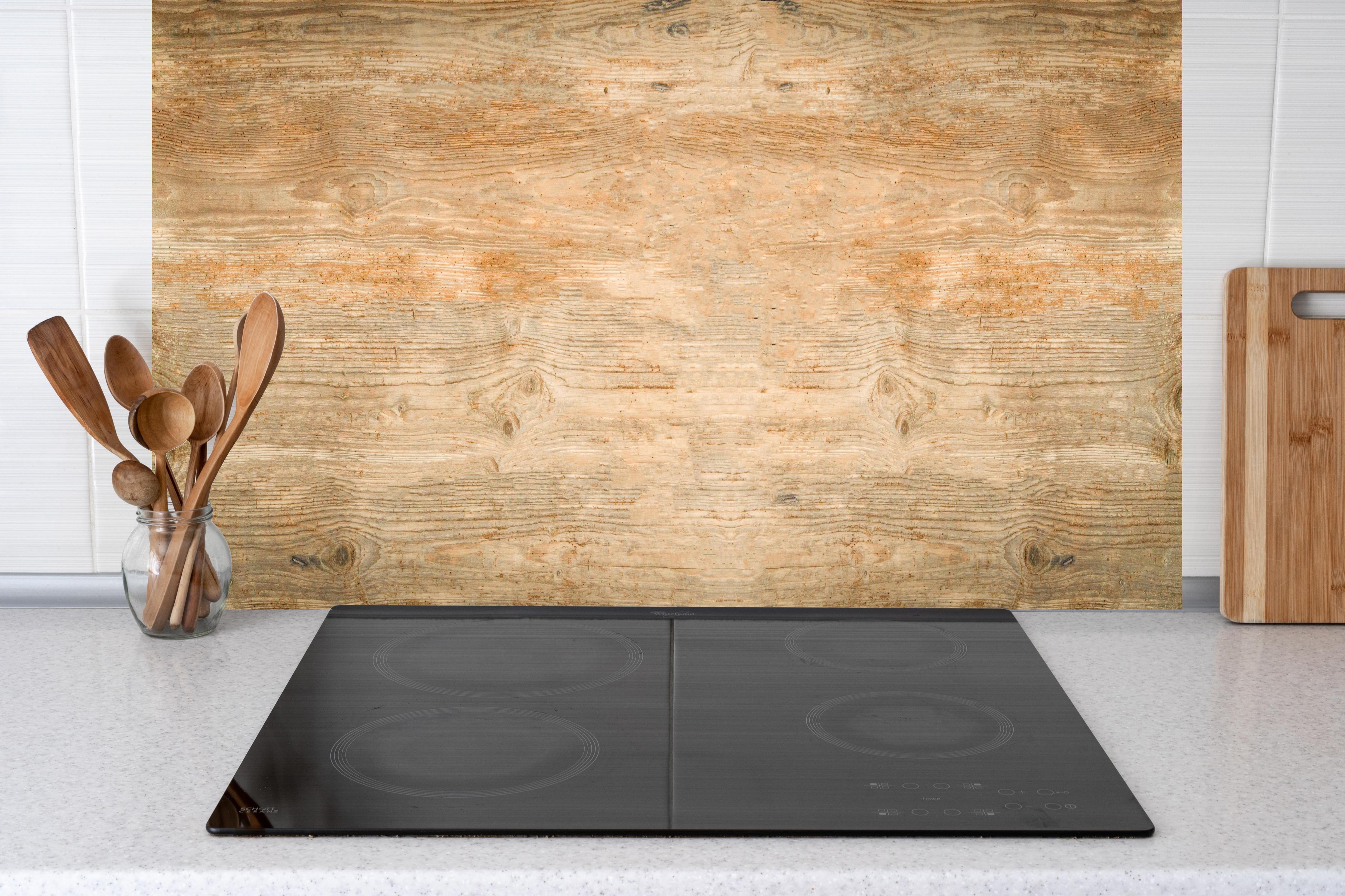 Küche - Alter rustikaler Holz Hintergrund Panorama hinter weißen Hochglanz-Küchenregalen und schwarzem Wasserhahn