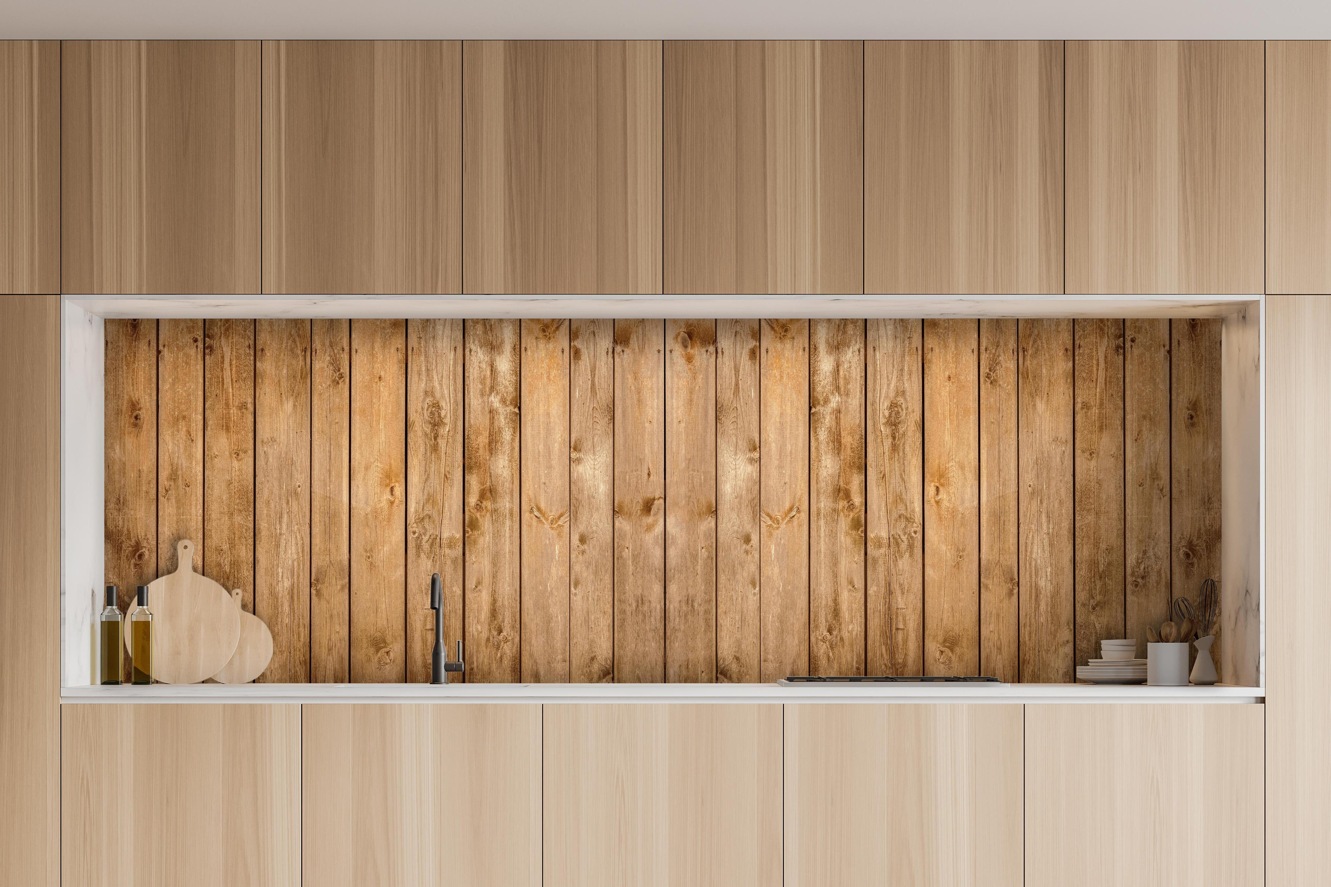 Küche - Altholz Struktur Panorama Brauntöne hinter weißen Hochglanz-Küchenregalen und schwarzem Wasserhahn