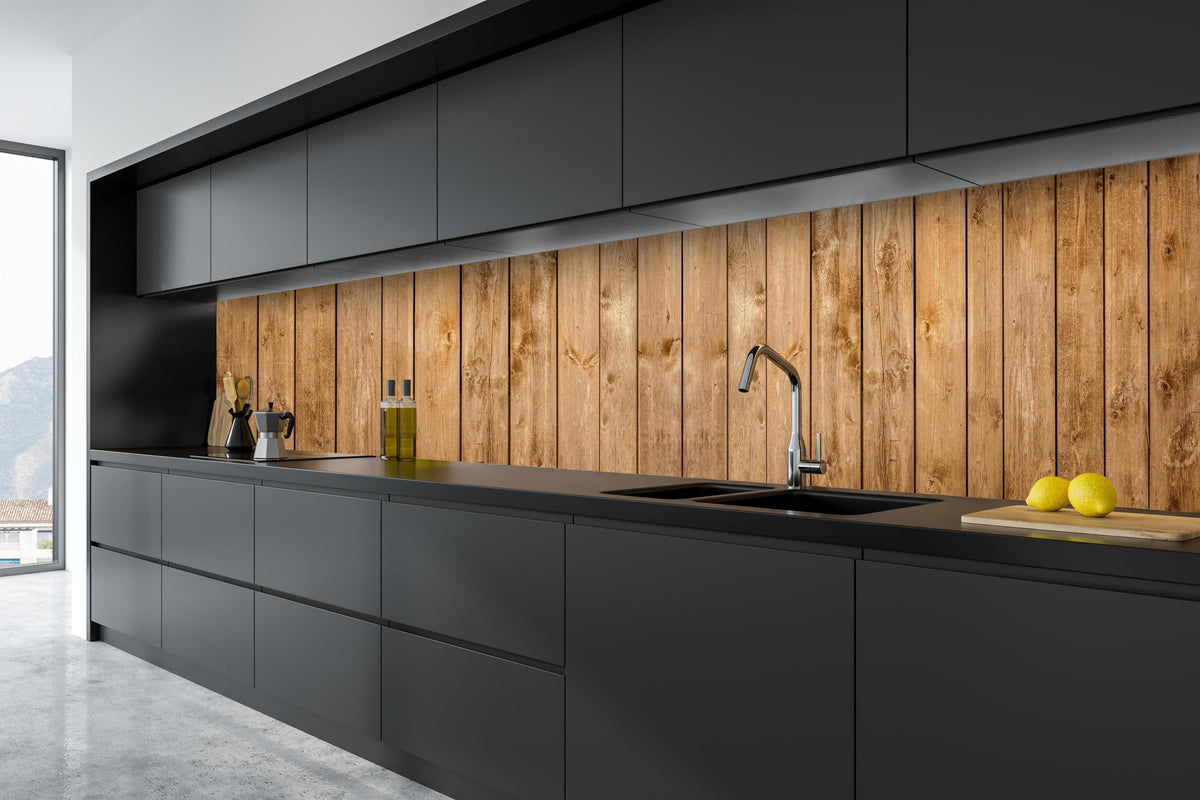 Küche - Altholz Struktur Panorama Brauntöne hinter weißen Hochglanz-Küchenregalen und schwarzem Wasserhahn