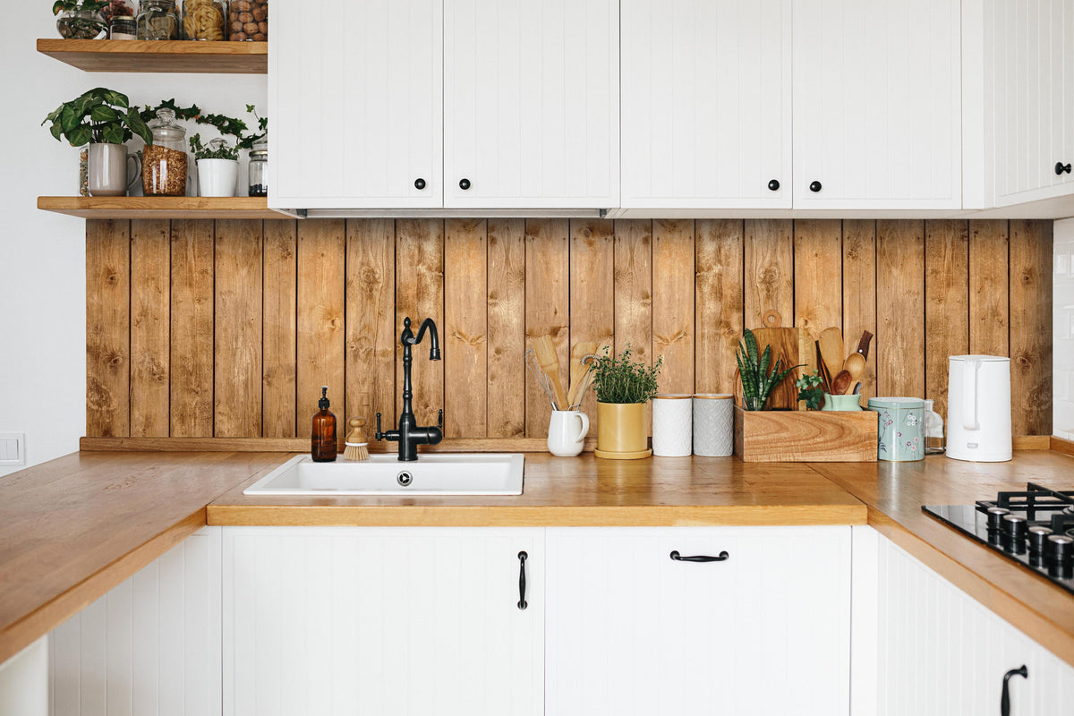 Küche - Altholz Struktur Panorama Brauntöne hinter weißen Hochglanz-Küchenregalen und schwarzem Wasserhahn