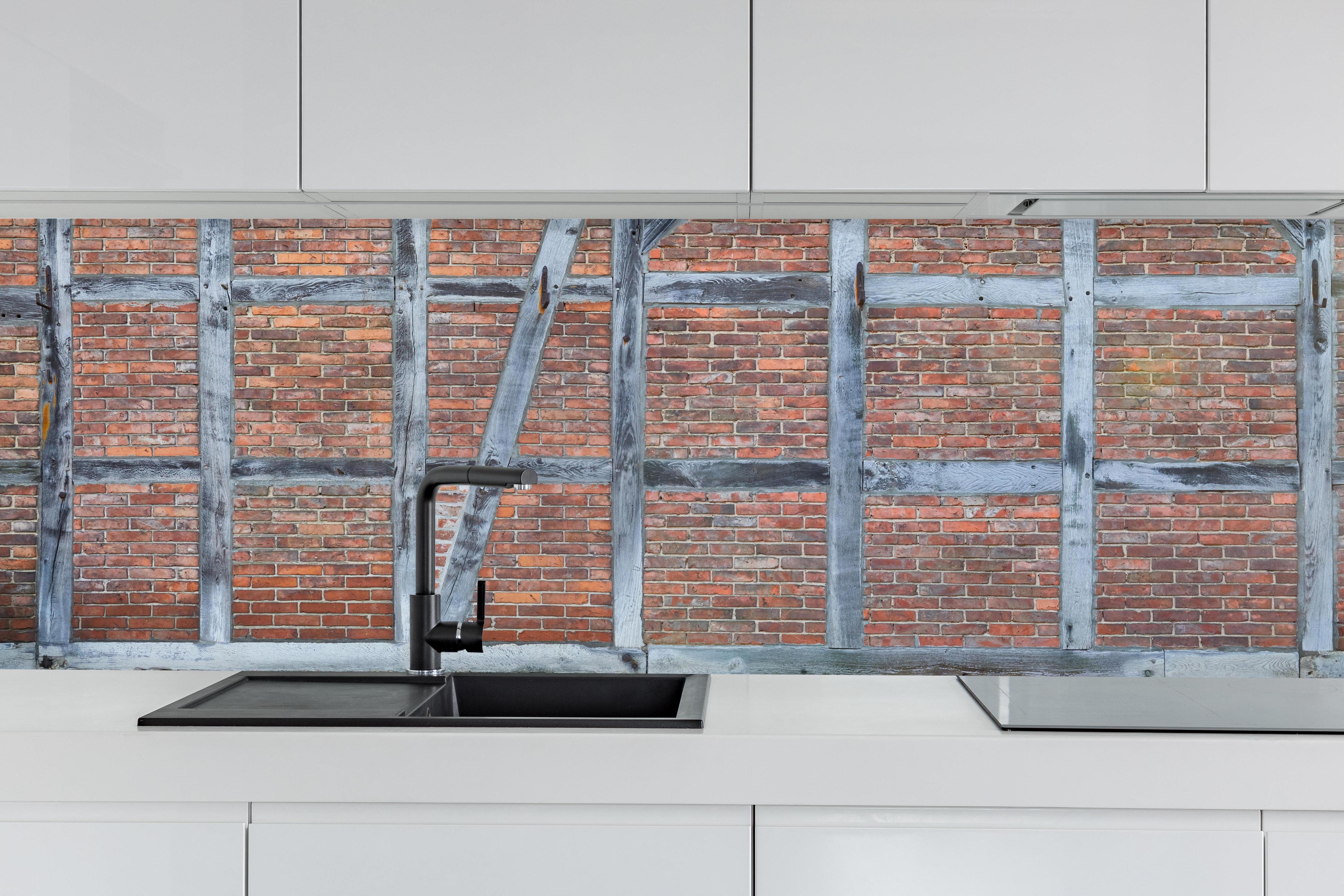 Küche - Altmodische Wand aus Niedersachen hinter weißen Hochglanz-Küchenregalen und schwarzem Wasserhahn